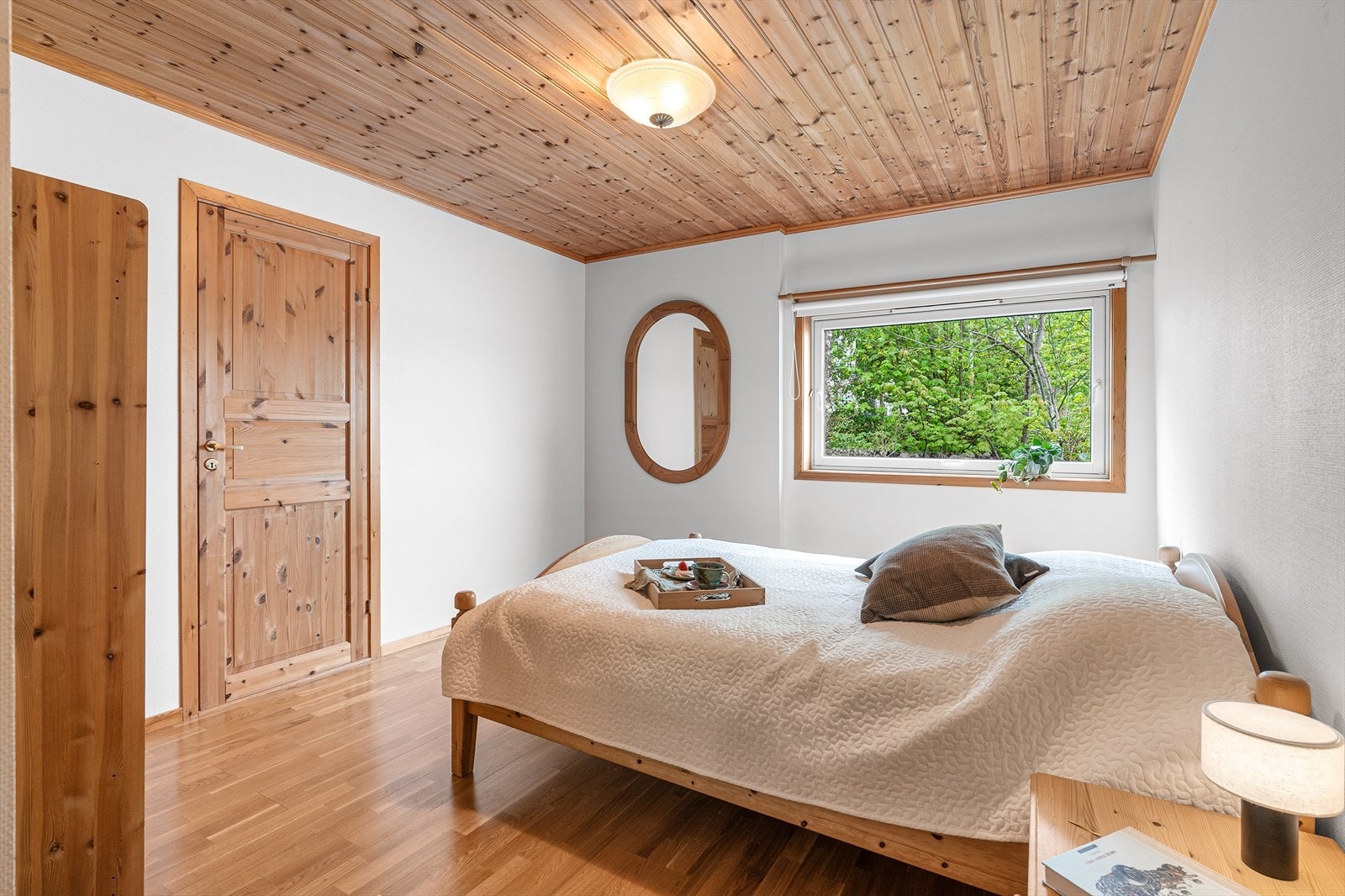 Fra hovedsoverommet er det adkomst til et praktisk walk-in-closet. Galleribilde