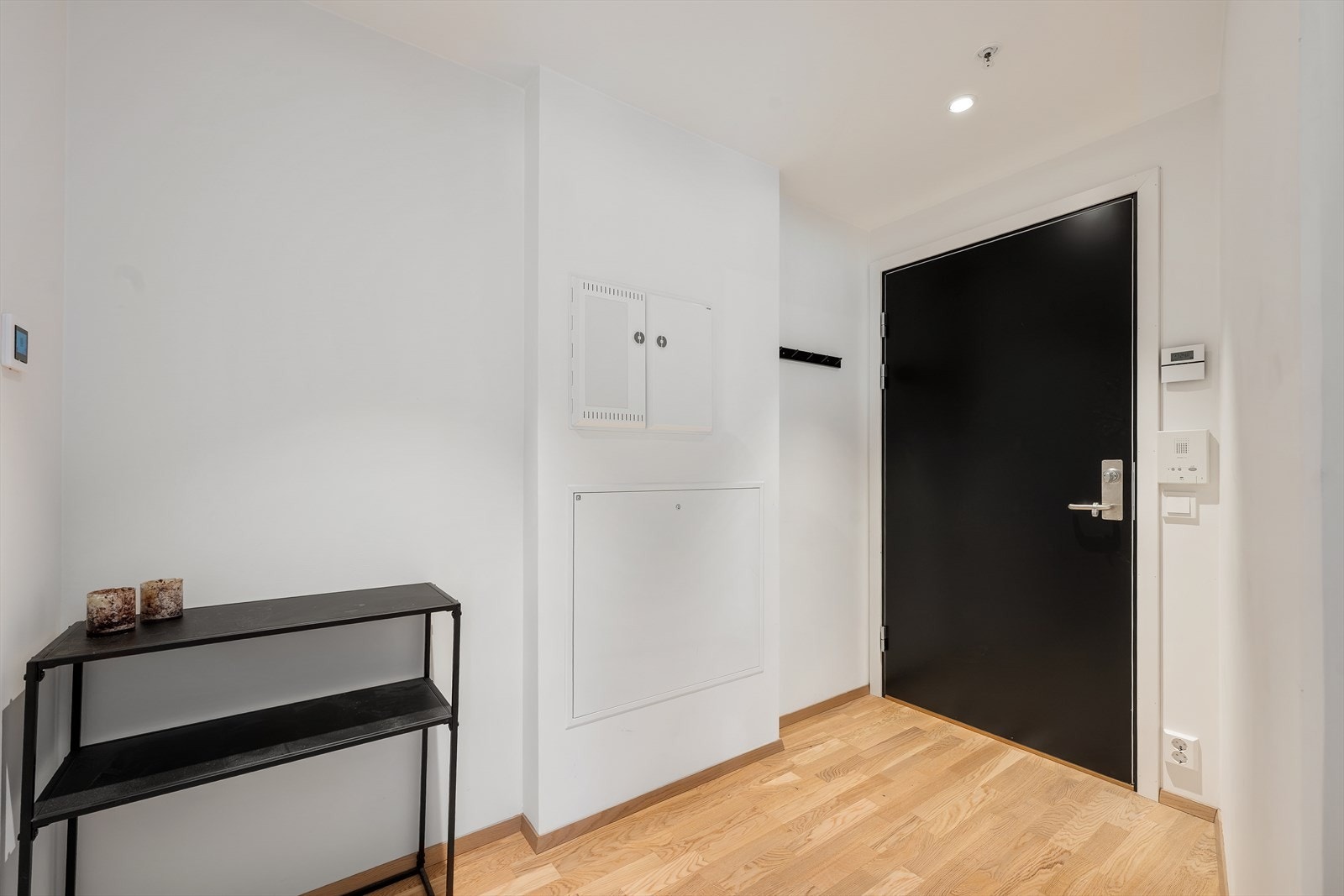 Det er plass til garderobe i form av skoskap og knaggrekke Galleribilde
