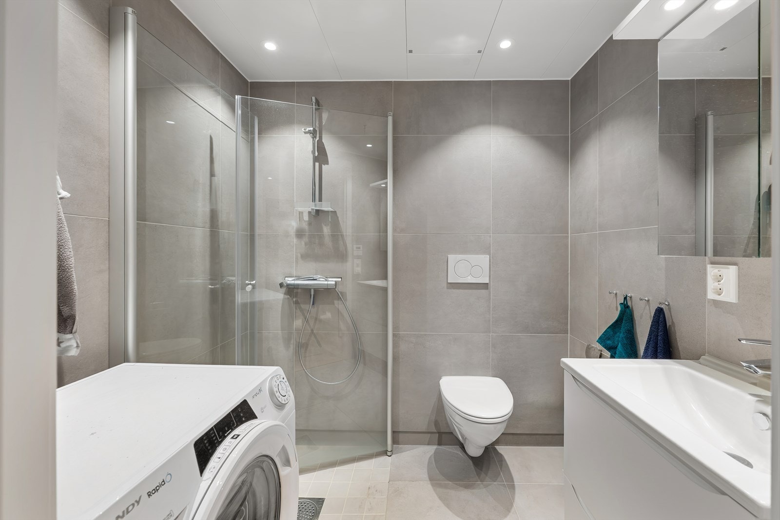 Badet fremstår svært delikat med 60x60-fliser i moderne farger Galleribilde