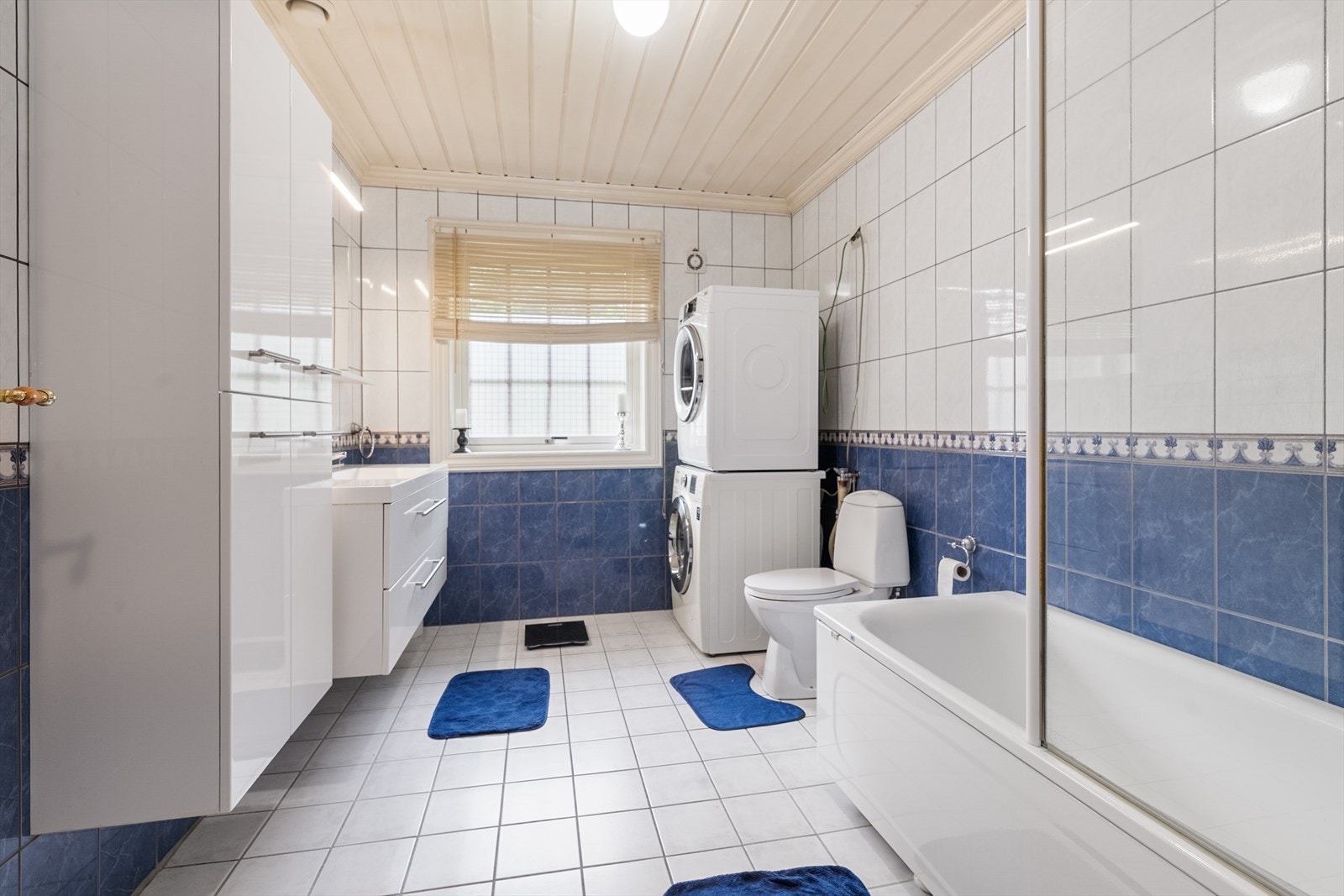 Badet i første etasje er flislagt og har elektriske varmekabler i gulvet. Galleribilde