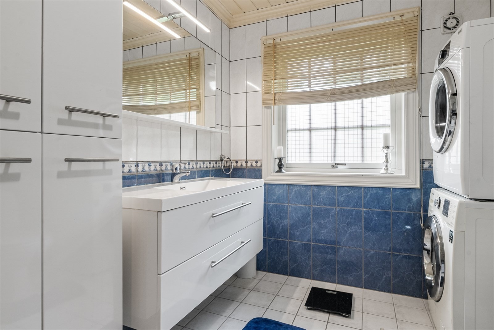 Rommet er utstyrt med badekar, toalett, servantinnredning og opplegg for vaskemaskin. Galleribilde