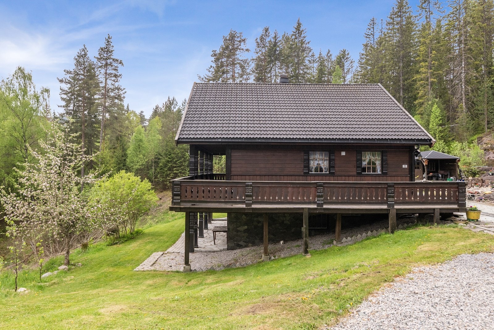 Her bor du usjenert og idyllisk med flotte turområder rett utenfor døren, og spennende lekearealer for barna! Galleribilde