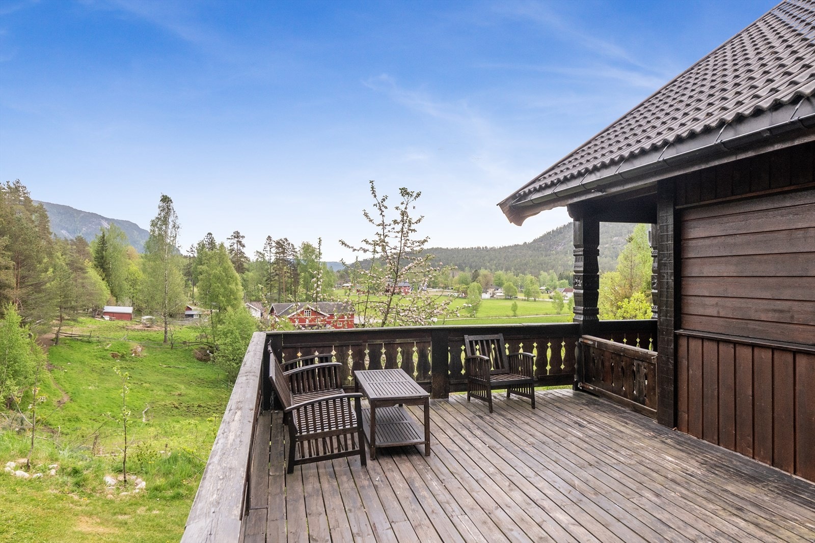 Med det åpne landskapet man har foran boligen så er det også svært gode lys- og solforhold. Galleribilde