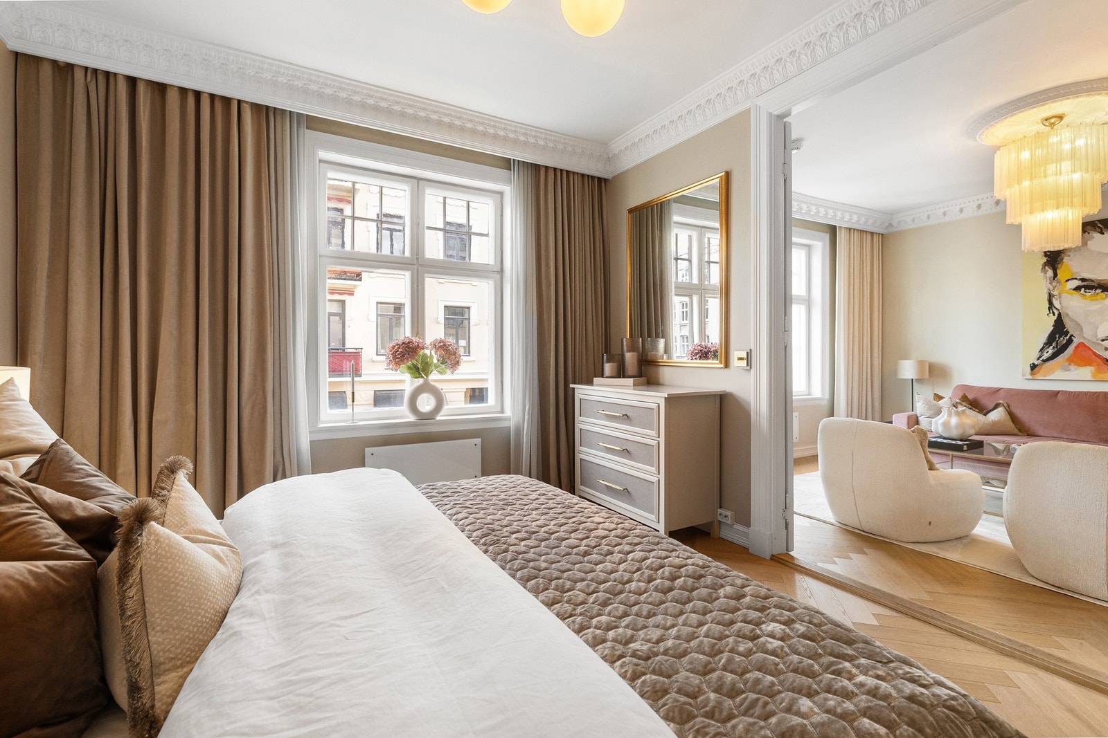 Store vinduer med spesialsydde gardiner slipper inn rikelig med lys, samtidig som de lystette yttergardinene gir full kontroll over lys og privatliv, og fremhever rommets luftige og luksuriøse atmosfære. Galleribilde