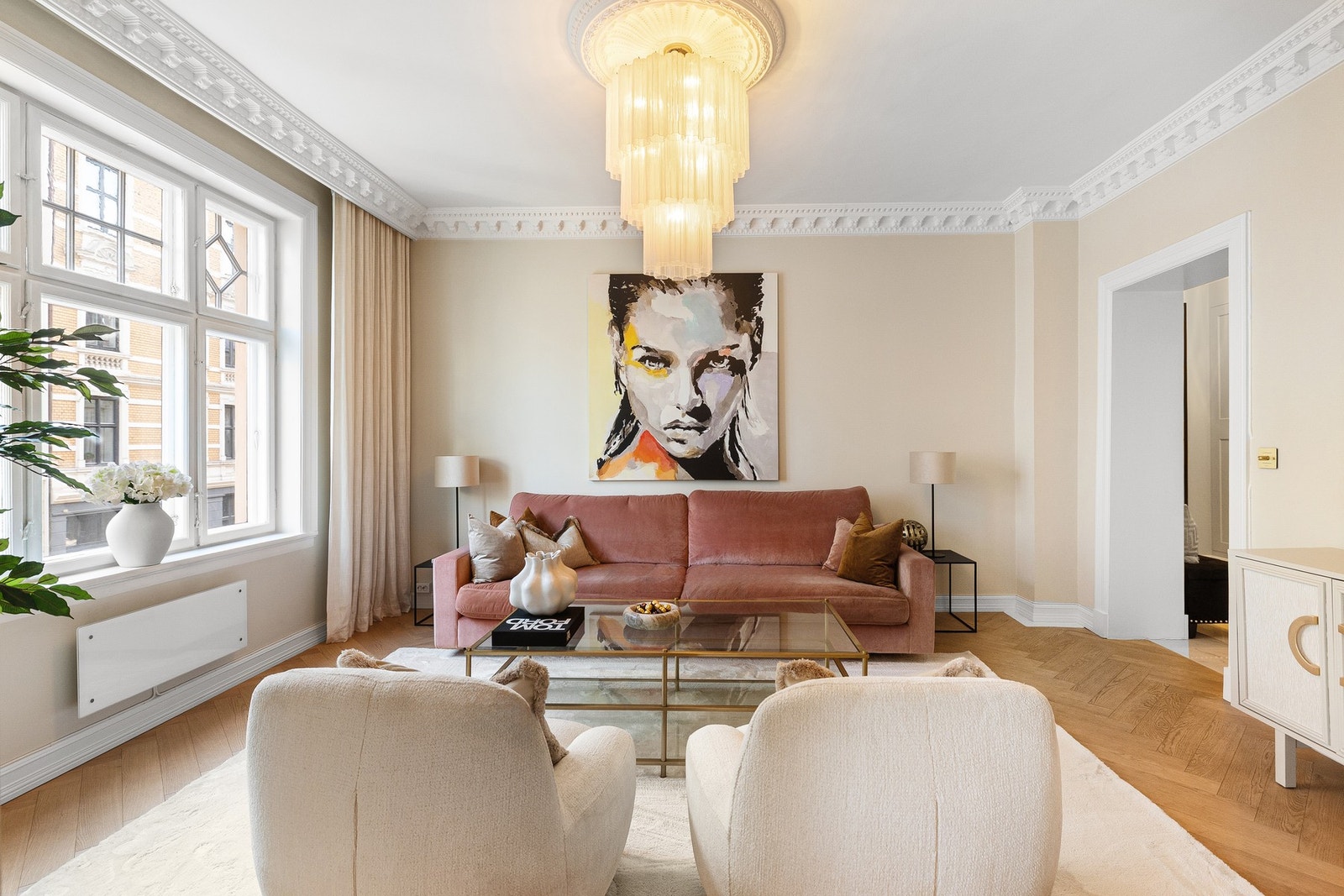 Store, brede vinduer slipper inn naturlig lys og fremhever boligens vakre detaljer. Galleribilde