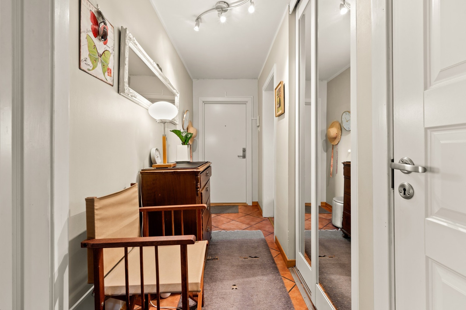Entrè med god plass for sko og yttertøy. Galleribilde
