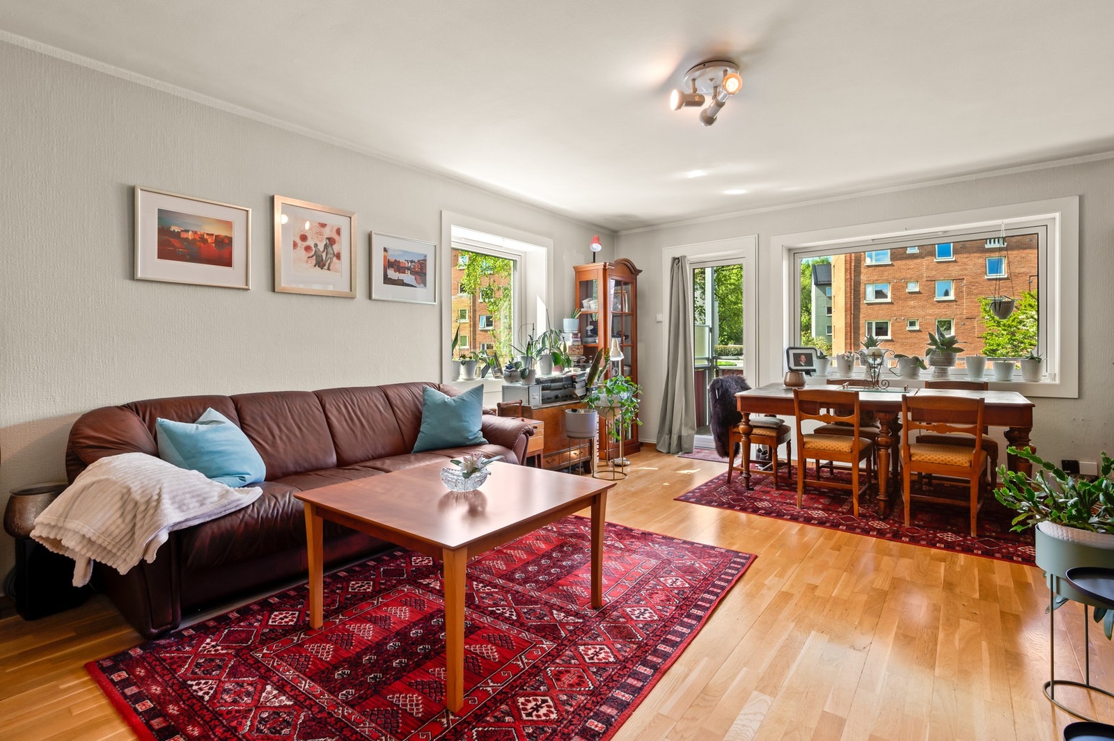 Det er god plass for en større spisegruppe på stuen. Galleribilde