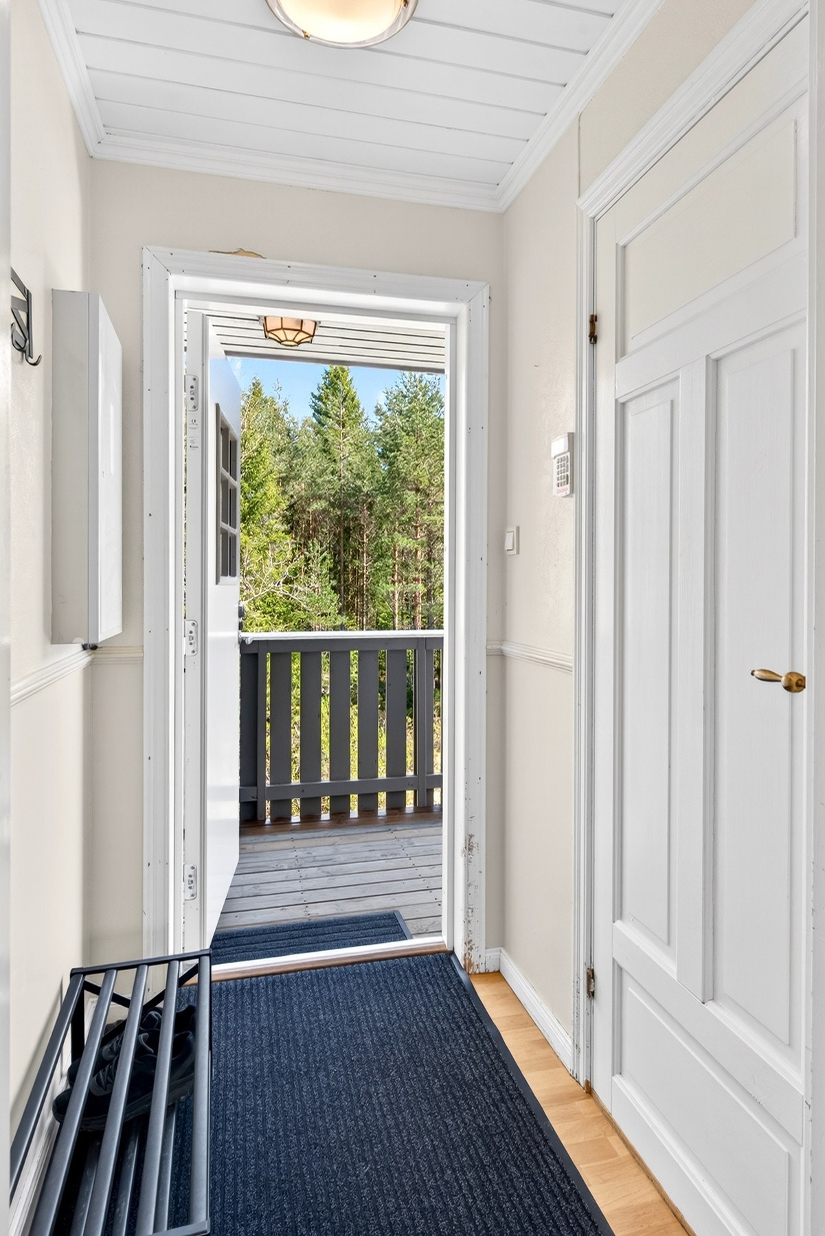 Velkommen inn! Gang med plass til å henge av seg jakker og sko. Galleribilde