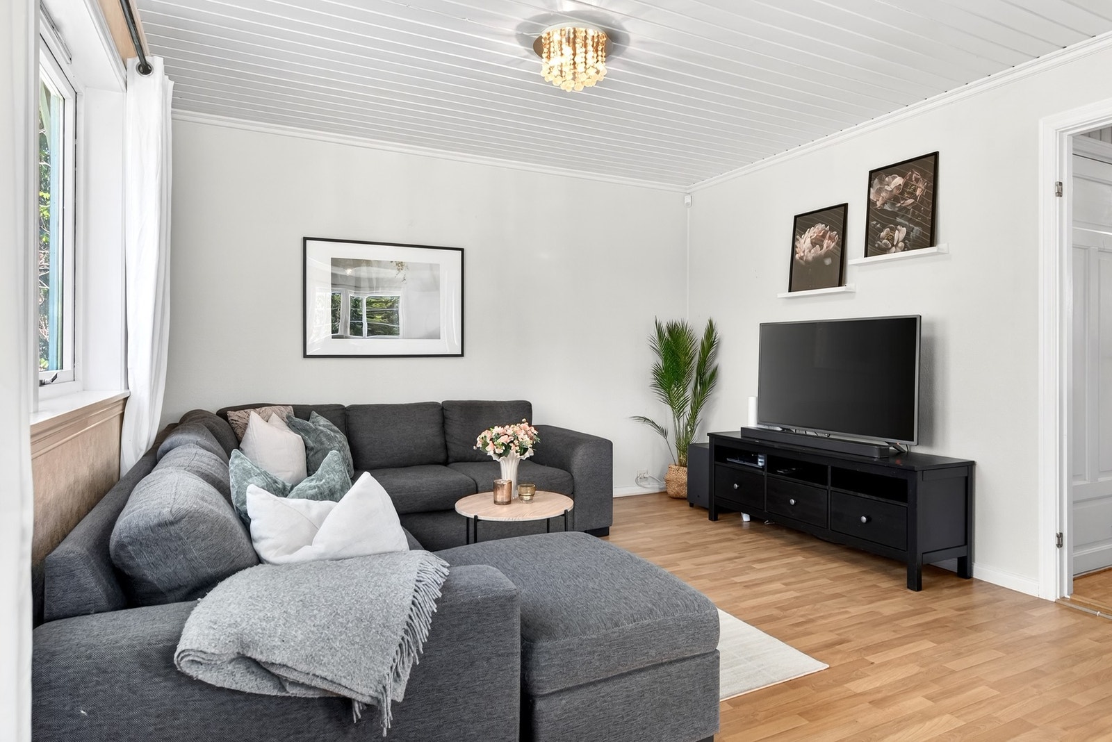 Koselig hjørne i stuen, innredet med TV og god plass til avslapping. Galleribilde
