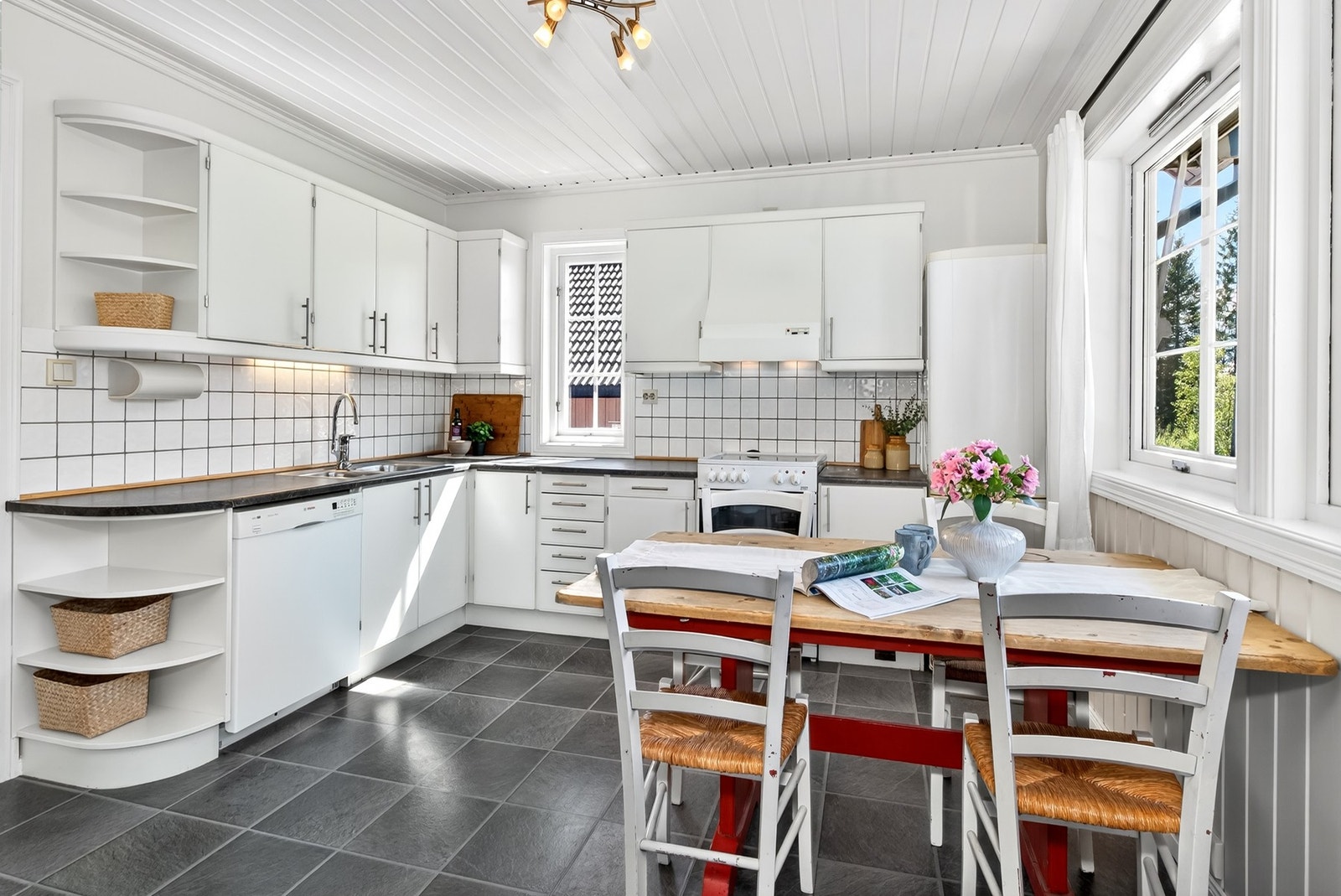 Kjøkken med slette fronter og laminert benkeplate. God skap- og benkeplass. Galleribilde