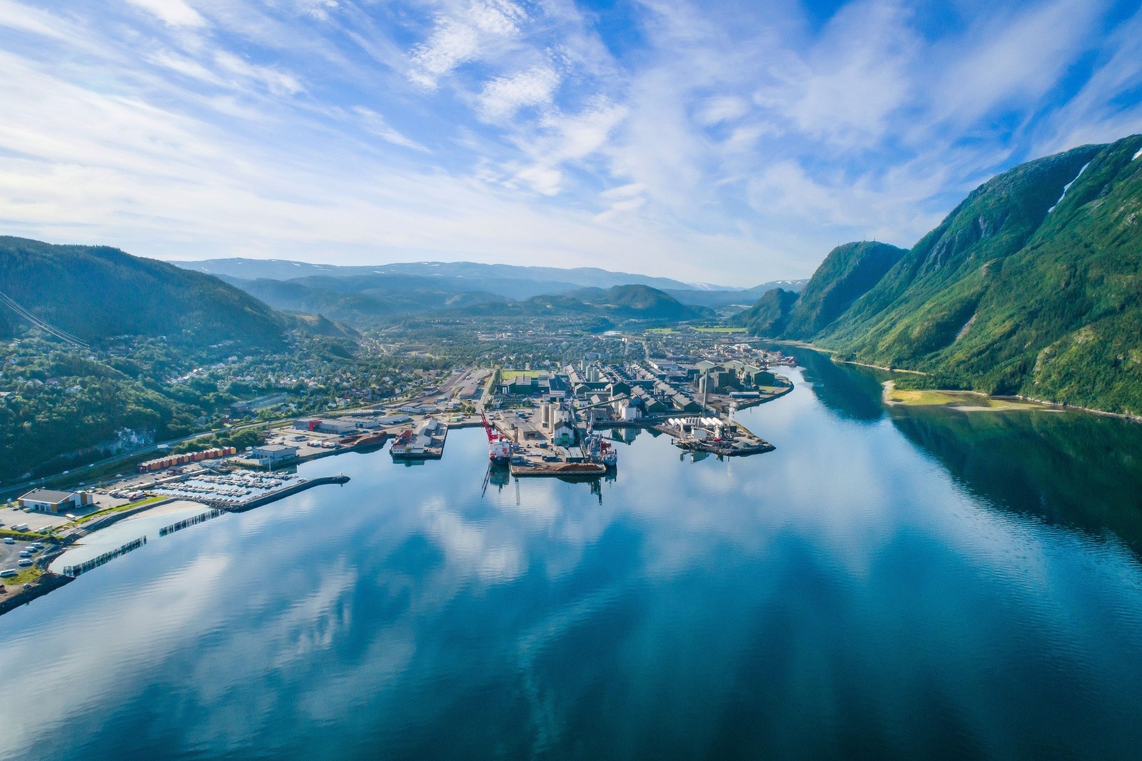 Mosjøen har en hel del store og mindre arbeidsgivere og ligger vakkert plassert mellom bakker og fjell med utløp i Vefsnfjorden. Galleribilde