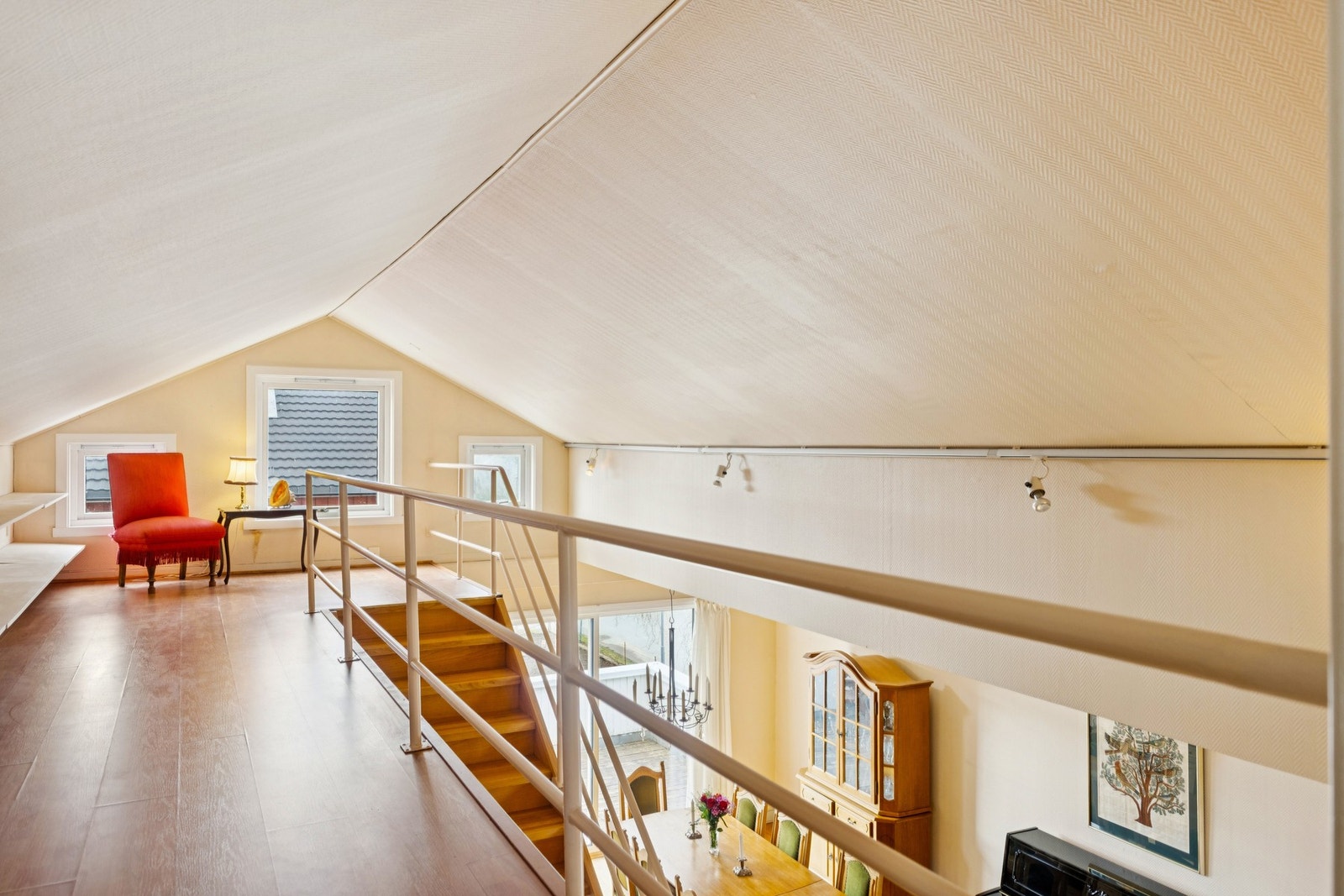 Loftstuen gir ekstra areal og har utsyn over stuen i etasjen under. Galleribilde