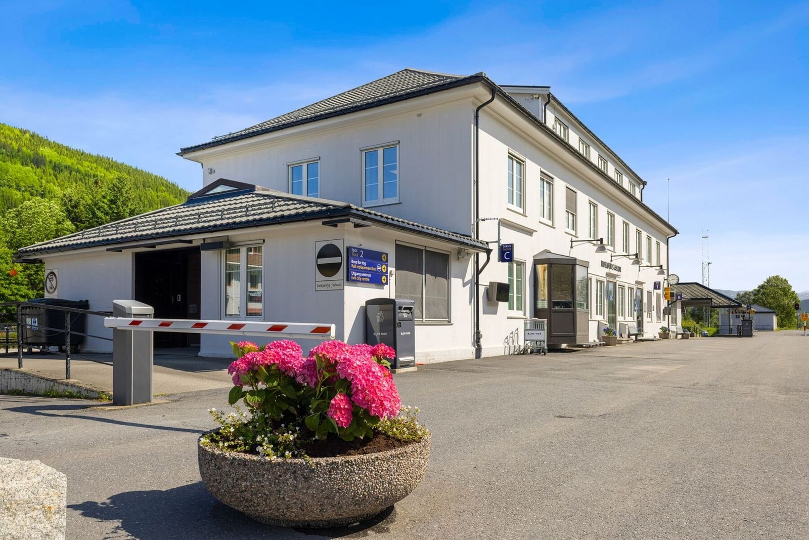 Mosjøen stasjon ligger kun 600 meter unna, noe som gir enkel tilgang til offentlig transport. Galleribilde
