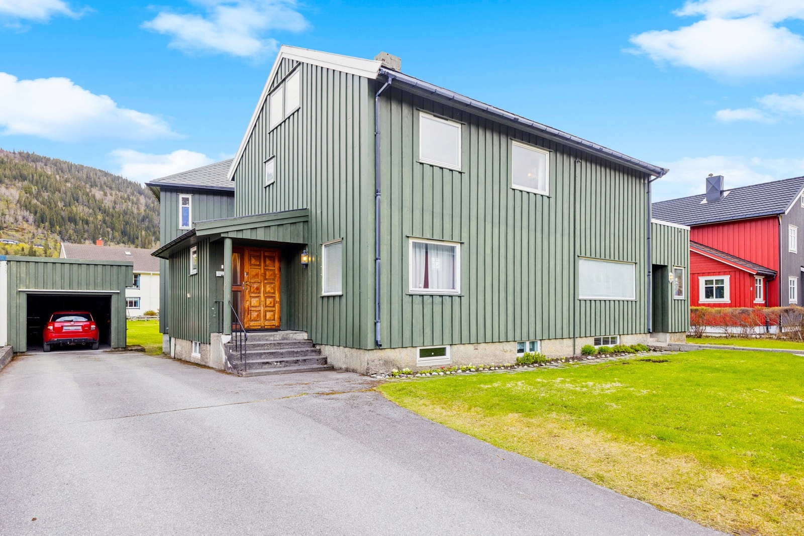 Eiendommen består av hage, hus, garasje og oppstillingsplasser på egen tomt. Boligen ble oppført rundt 1948 og tilbygd i 1987. Galleribilde