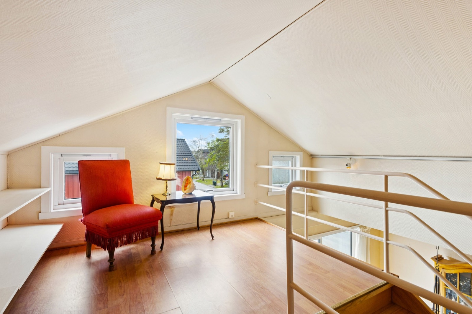 Loftet har en kombinasjon av parkett, laminat og belegg på gulvene. Galleribilde