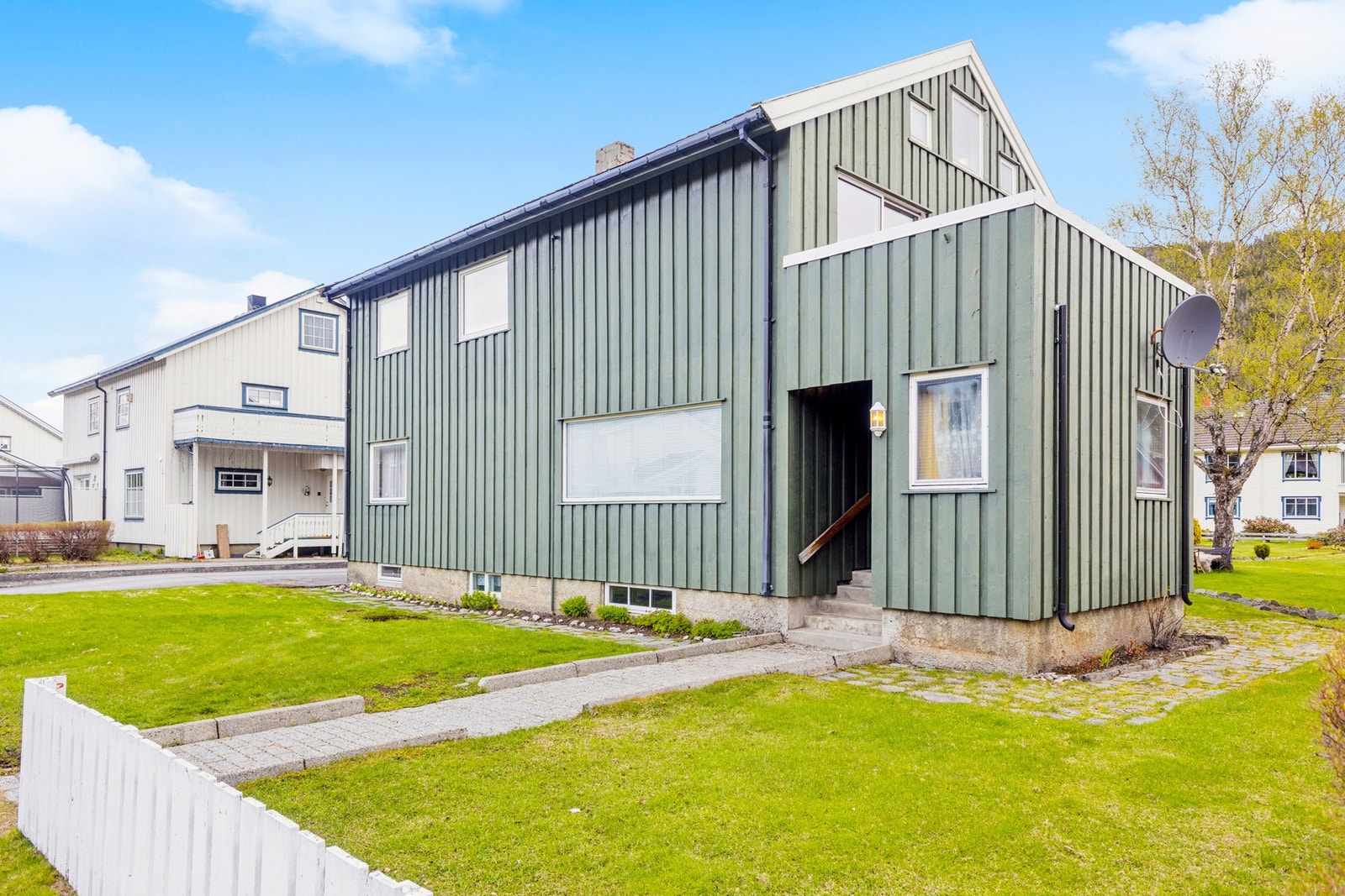 Huset er en vertikaldelt tomannsbolig, og har to innganger. Deler av første etasje er i dag utleid. Galleribilde