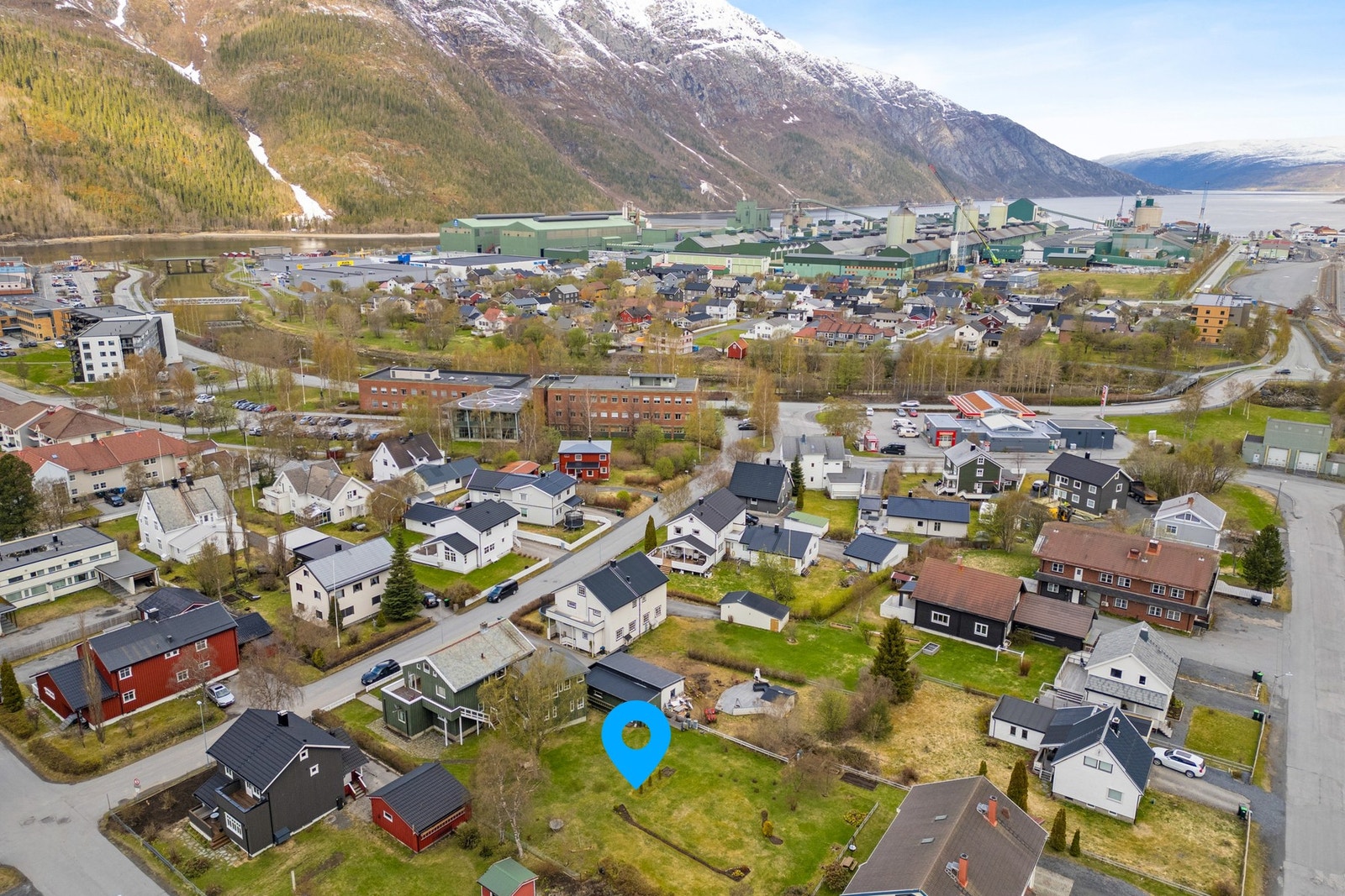 Eiendommen er markert med en blå pin. Her ser du mot vest og sentrum. Galleribilde