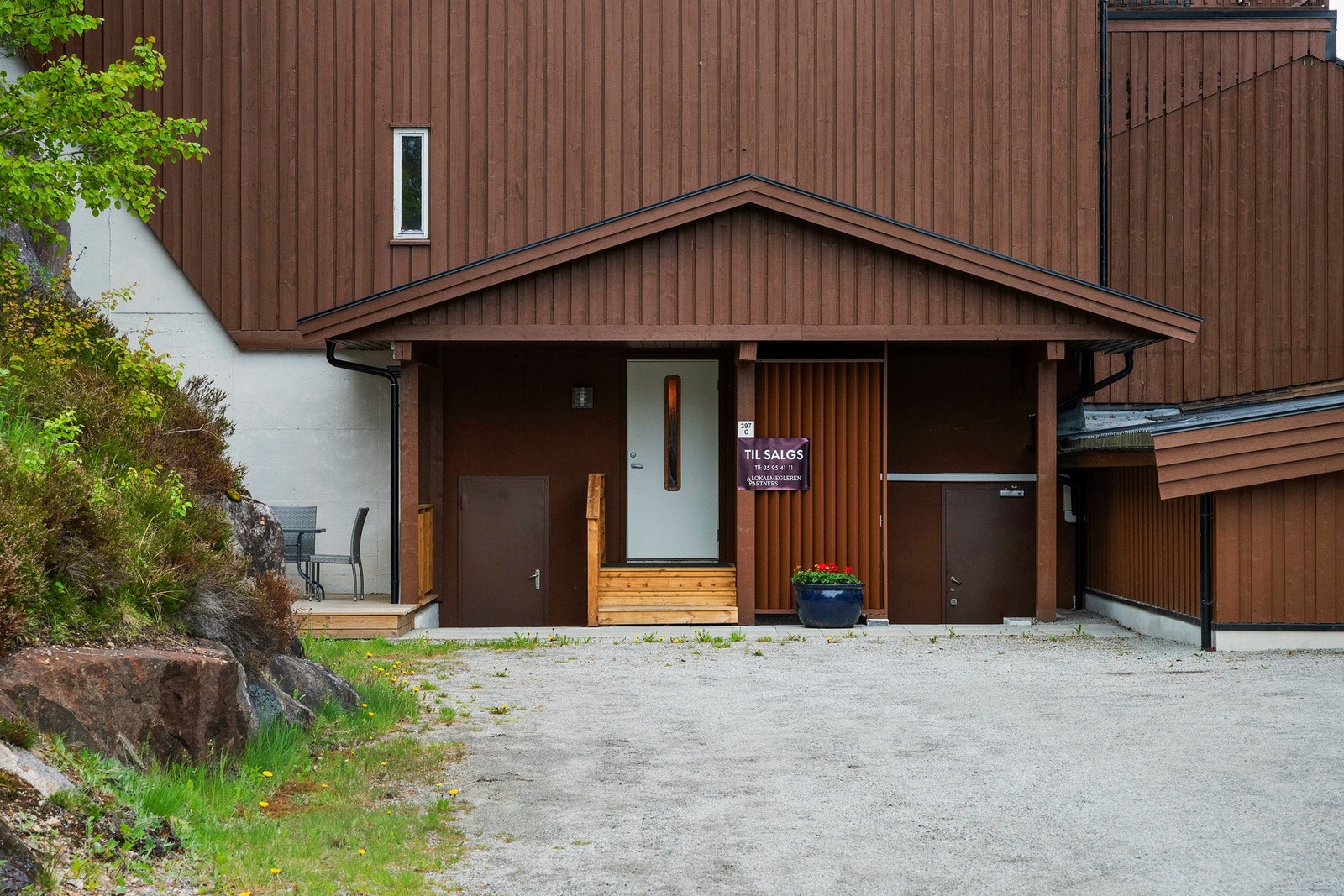 Privat inngangsparti med egen platting. Galleribilde