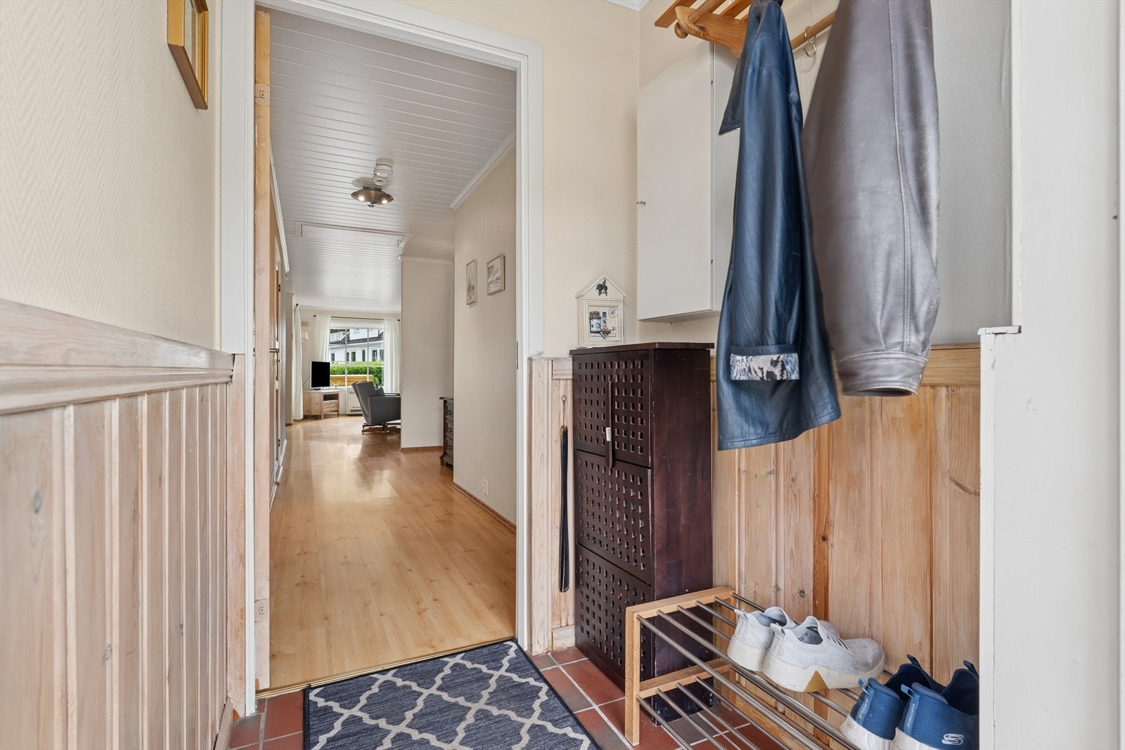 Velkommen inn! Lys entré med plass for enkle garderobe- og opphengsløsninger. Galleribilde