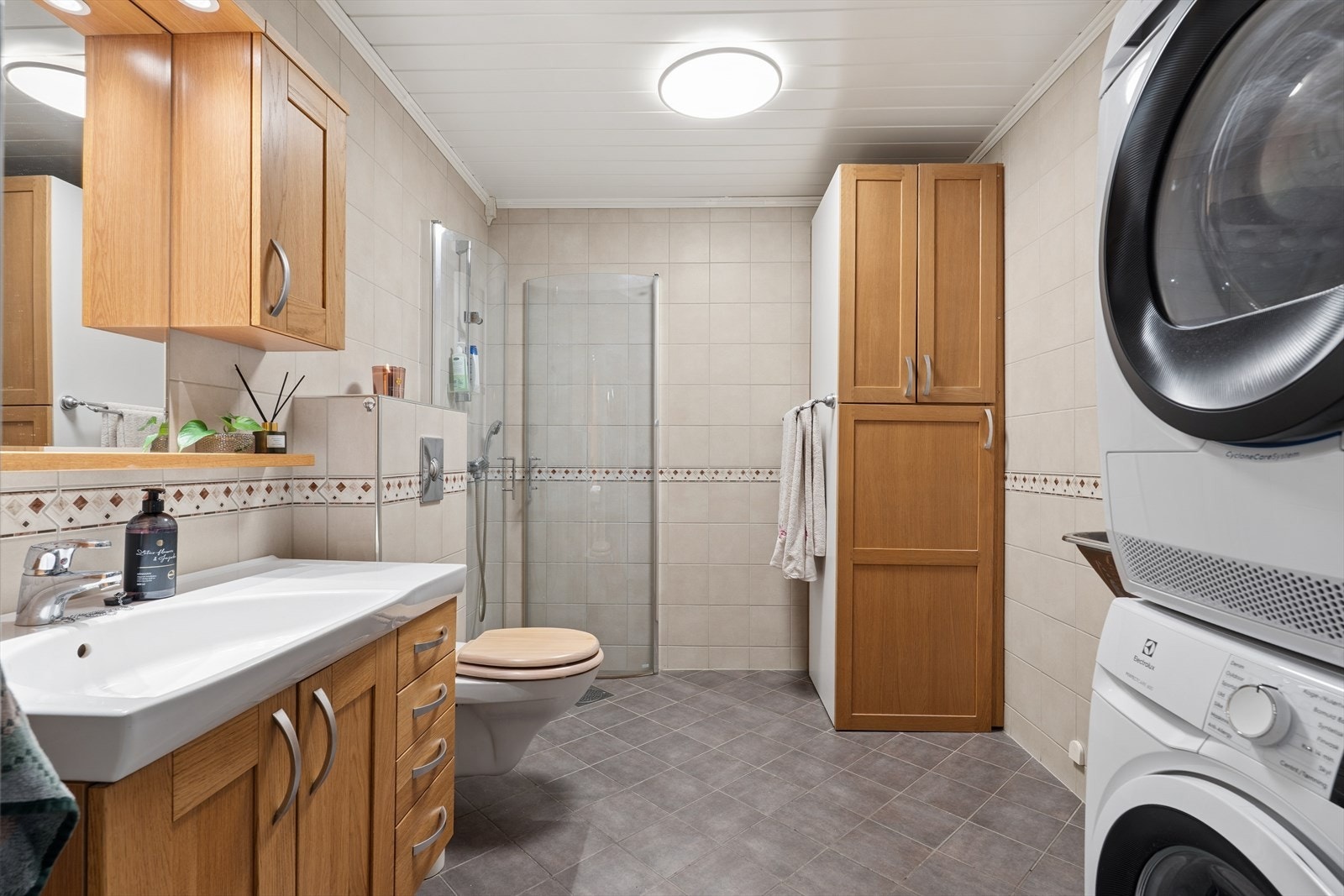 Badet ble oppgradert i 2010 og har fliser på gulv og vegger, samt varmekabler i gulvet. Galleribilde