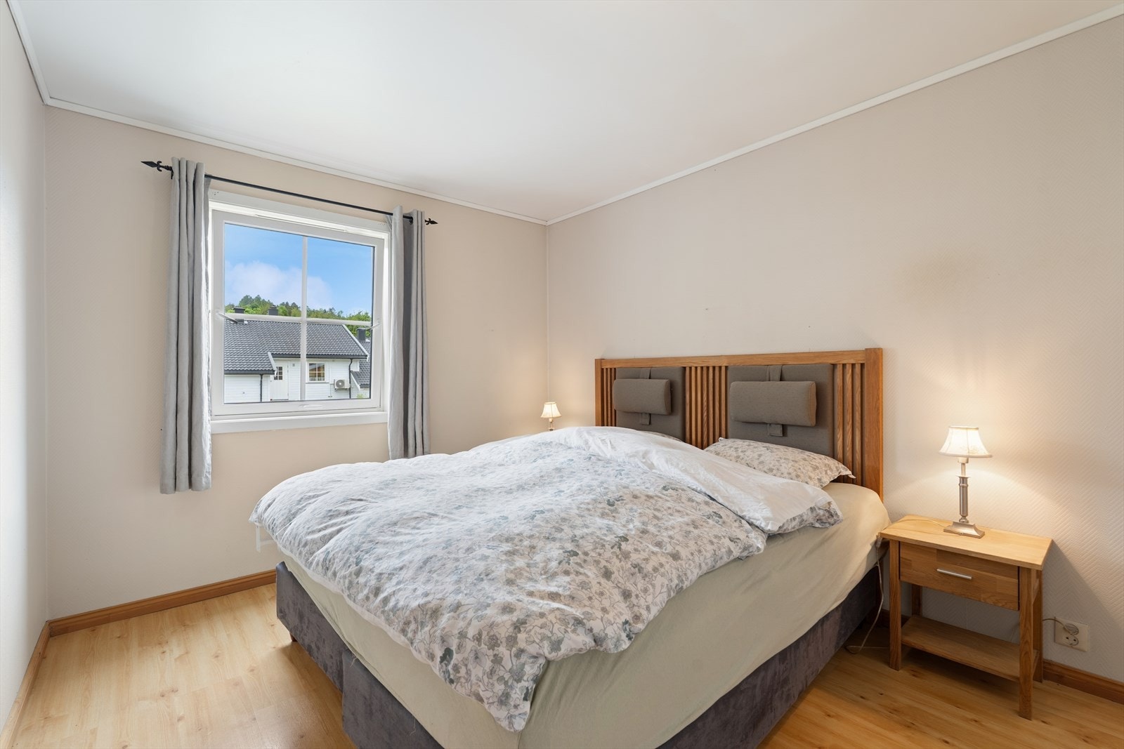 Boligen har to soverom. Hovedsoverommet er av det romslige slaget. Galleribilde