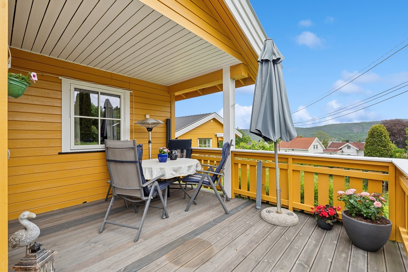 Uteplassen er delvis overbygget, noe som gir ly for vær og vind. Galleribilde