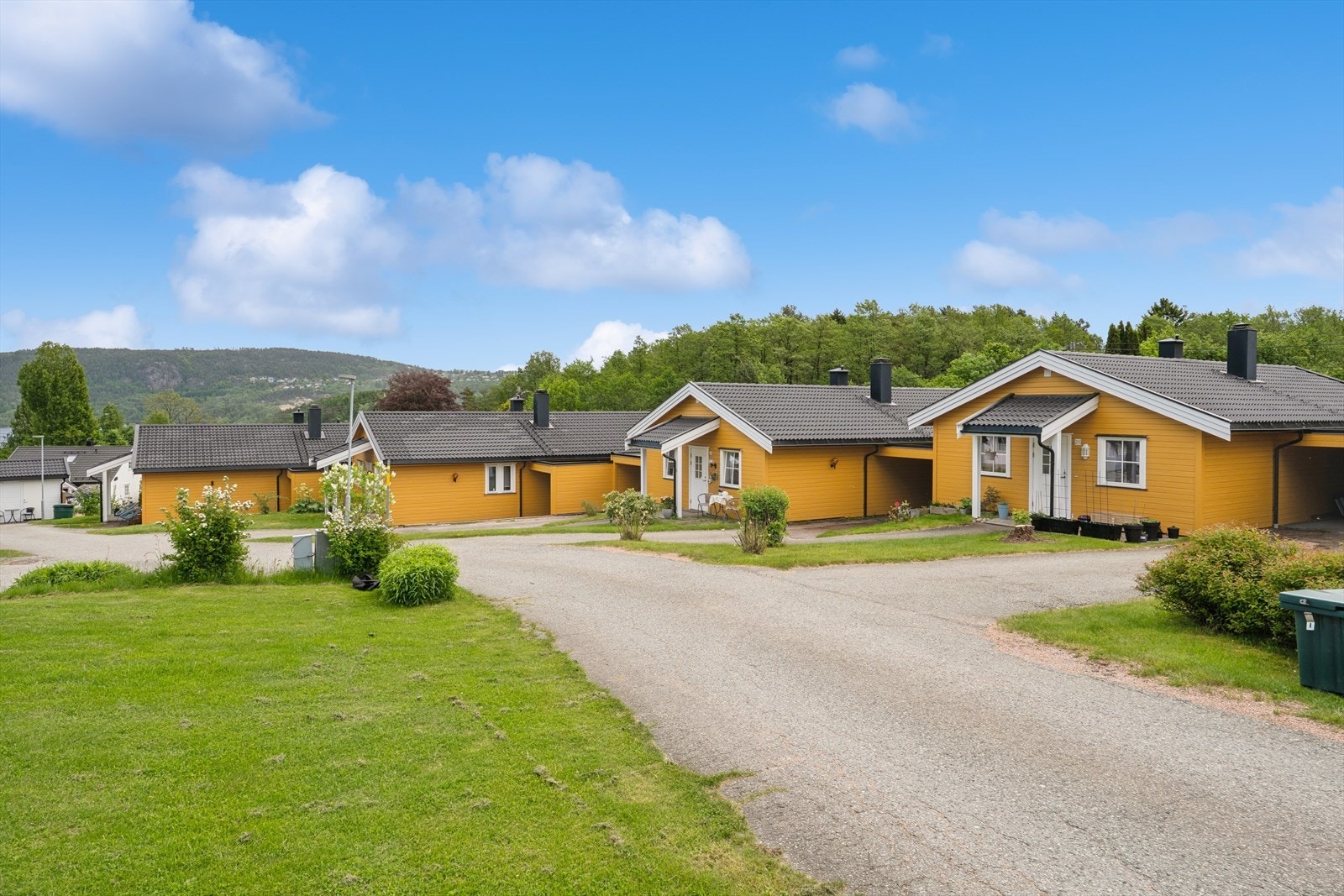 Boligen er en del av Solsvingen Borettslag, som består av 10 enheter i et etablert og rolig boligområde. Galleribilde