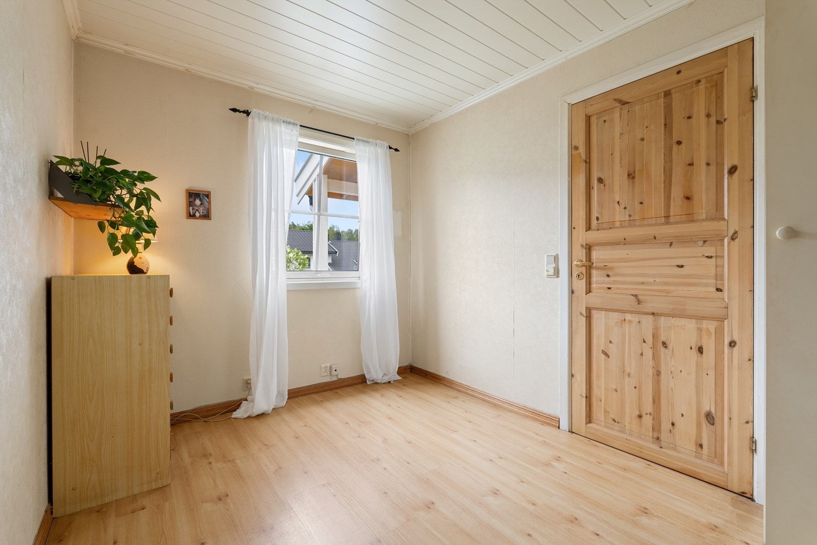 Det andre soverommet passer godt som barnerom, gjesterom eller kontor. Galleribilde