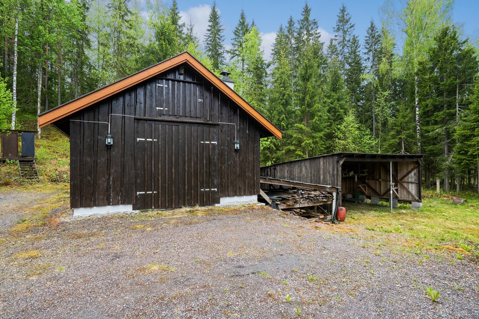 Garasje/uthus med to-fløyet sidehengslet port. Carport med bod i bakkant. Galleribilde