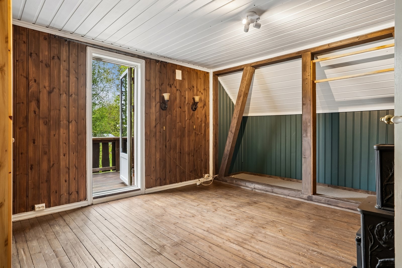 Hovedsoverom med vedovn og utgang til luftebalkong Galleribilde