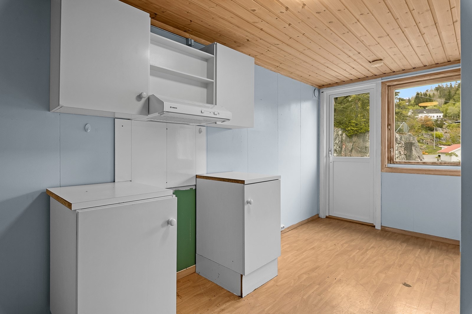 Kjøkken med enkel kjøkkeninnredning. Galleribilde