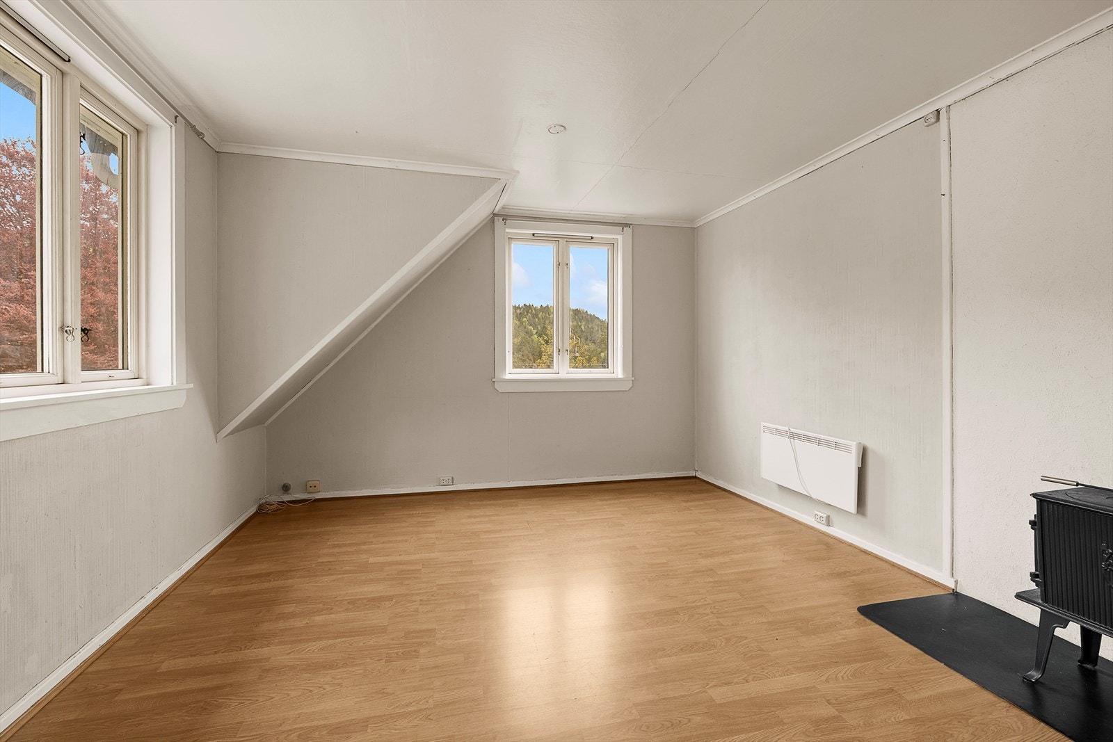 Stue/spisestue med vedovn. Galleribilde