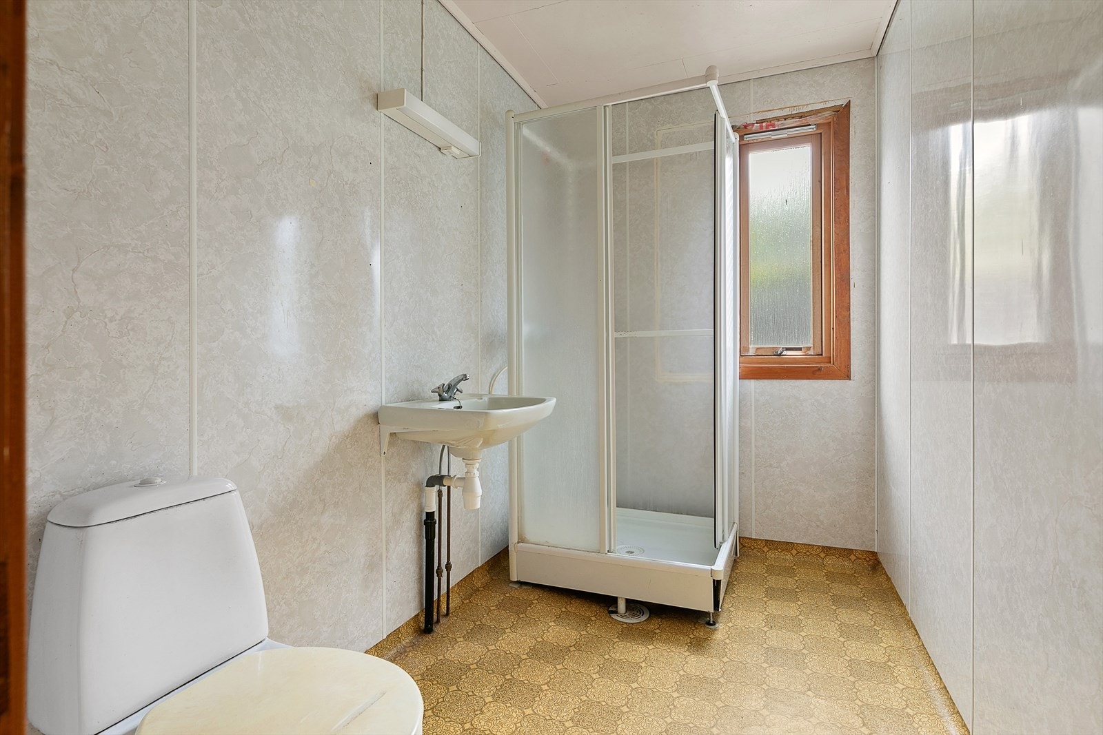 Badet i 1. etg. inneholder wc, dusjkabinett og håndvask. Galleribilde