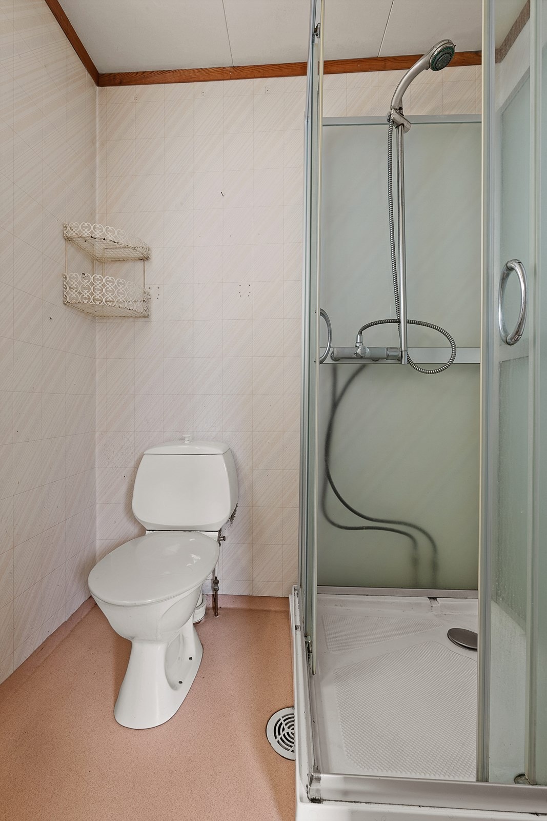 Badet i 2. etg. inneholder wc, dusjkabinett og håndvask. Galleribilde
