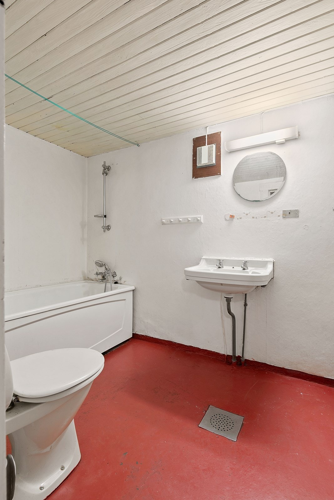 Badet i hybelen inneholder wc, badekar og håndvask. Galleribilde