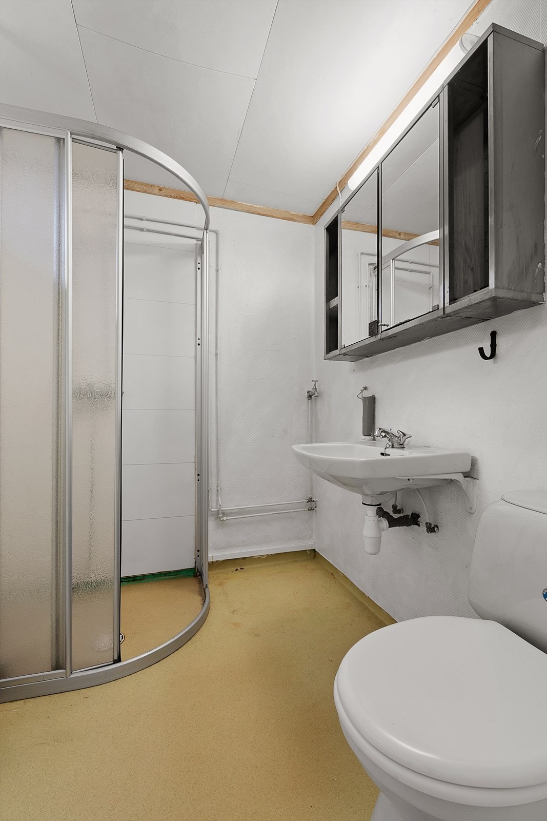 Badet i 1. etg. inneholder wc, dusjhjørne og håndvask. Galleribilde