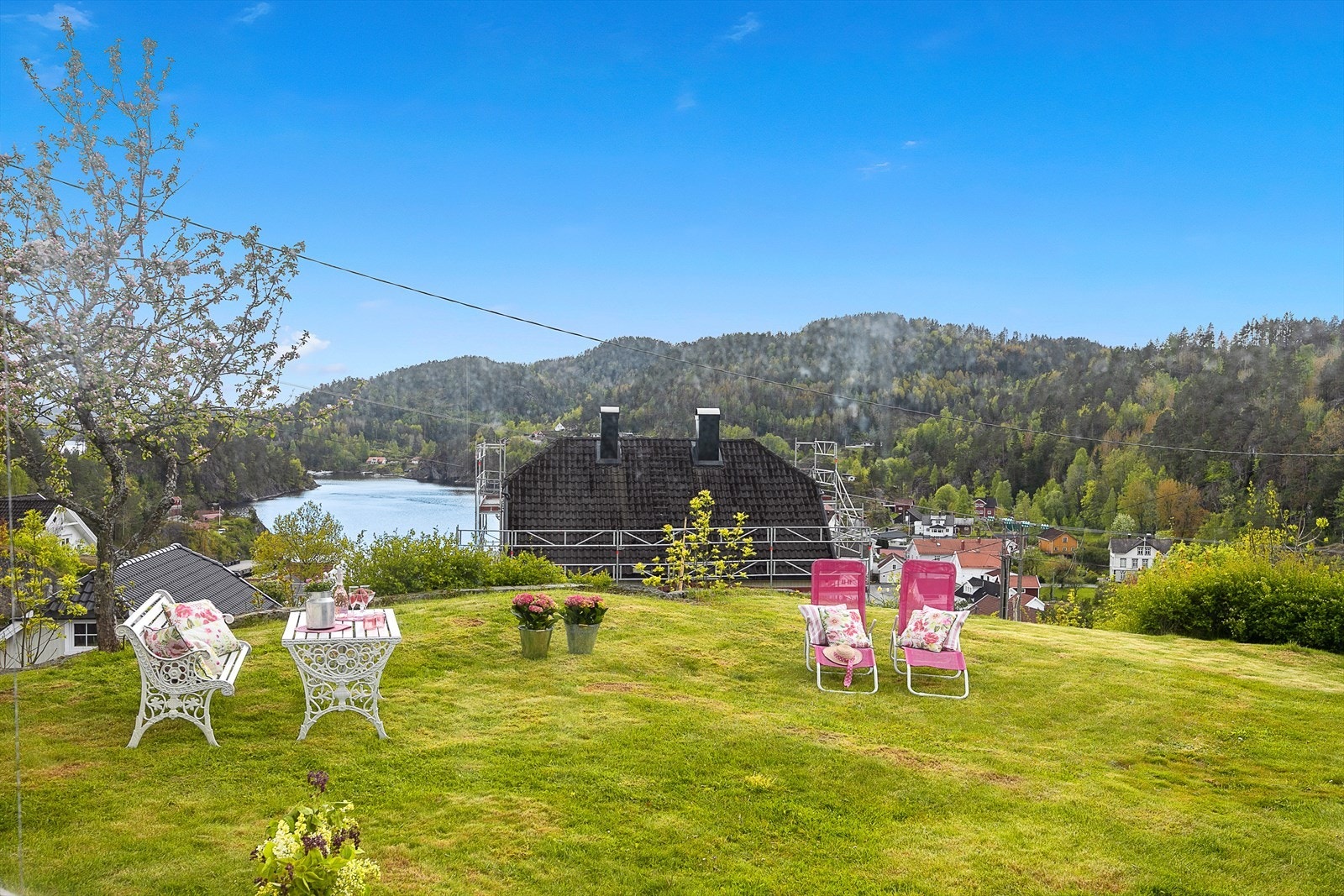Stor vestvendt plen hvor man kan nyte den fine utsikten utover Kilsfjorden. Galleribilde
