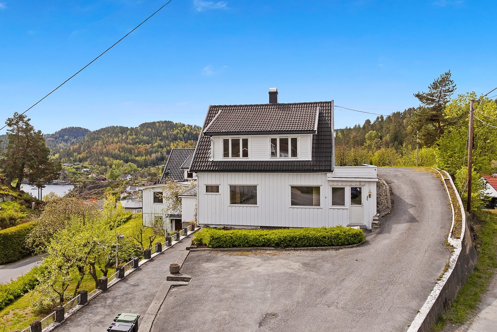Kilsveien 2 inneholder:
1. etasje: Vindfang, stue, kjøkken, 2 soverom, bad og mellomgang. Stort lagrinsrom med egen inngang.
2. etasje: Gang, stue/spisestue, kjøkken, soverom og bad. Galleribilde