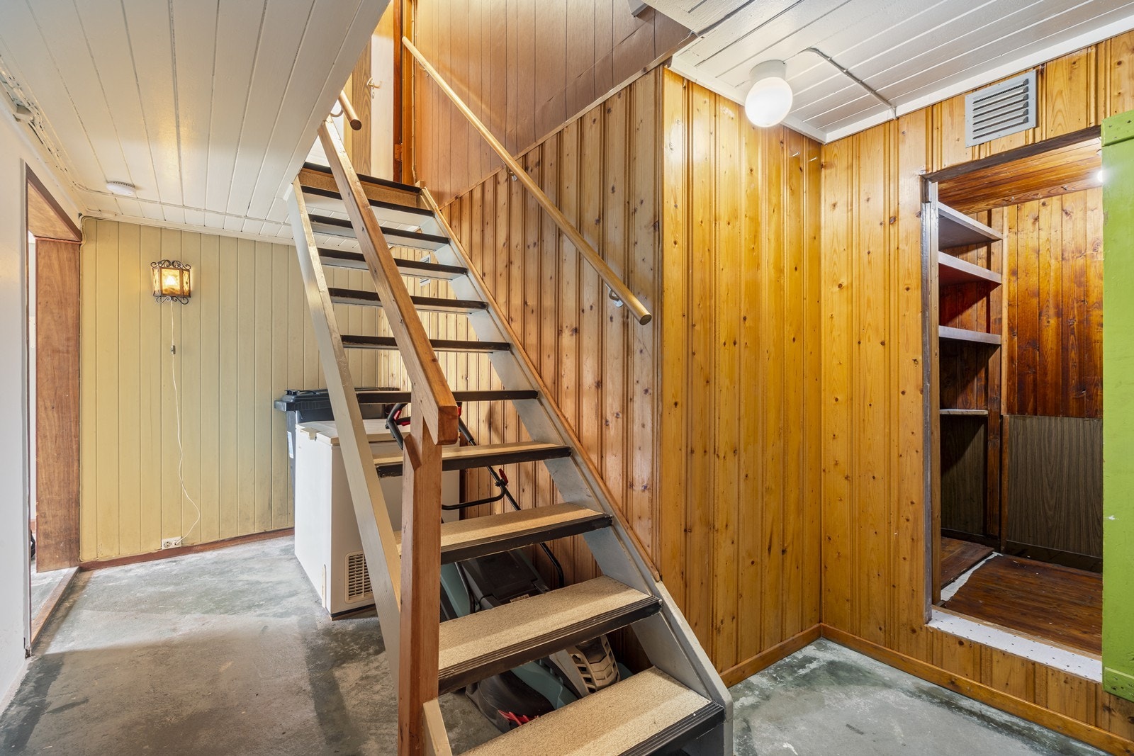 Trapperom med oppbevaringsplass under trapp og i matbod til høyre i bildet. Galleribilde