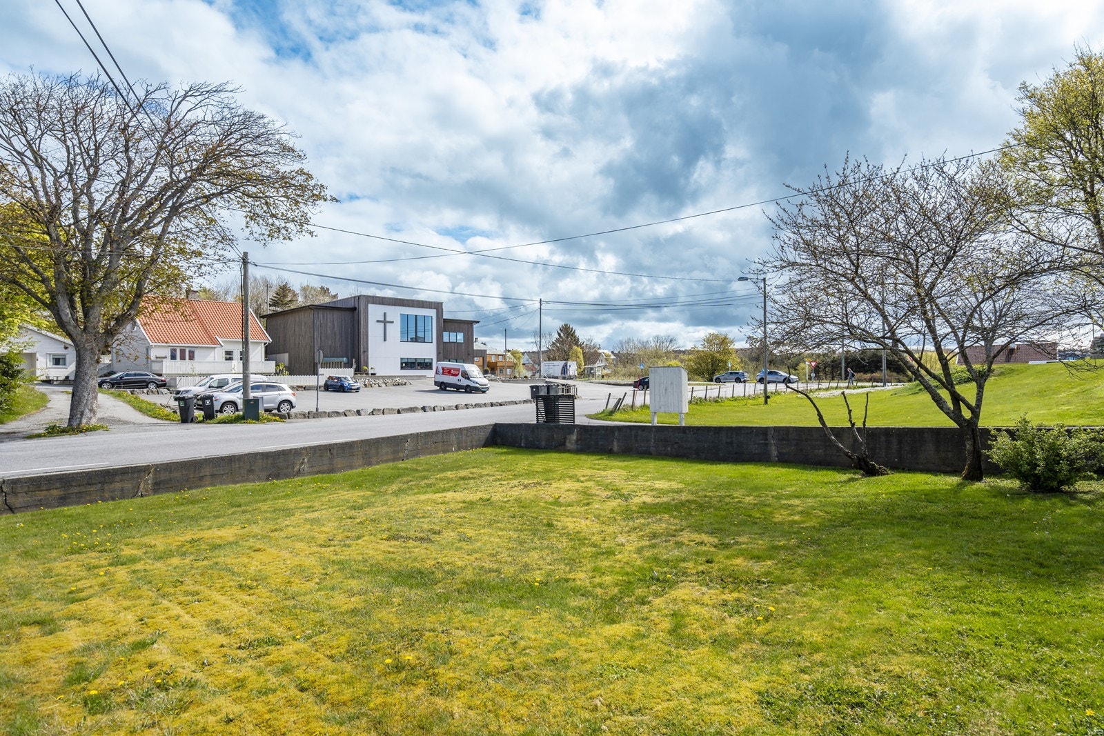 Svært kort gangavstand til nærmeste bussholdeplass både sørover og nordover. Galleribilde