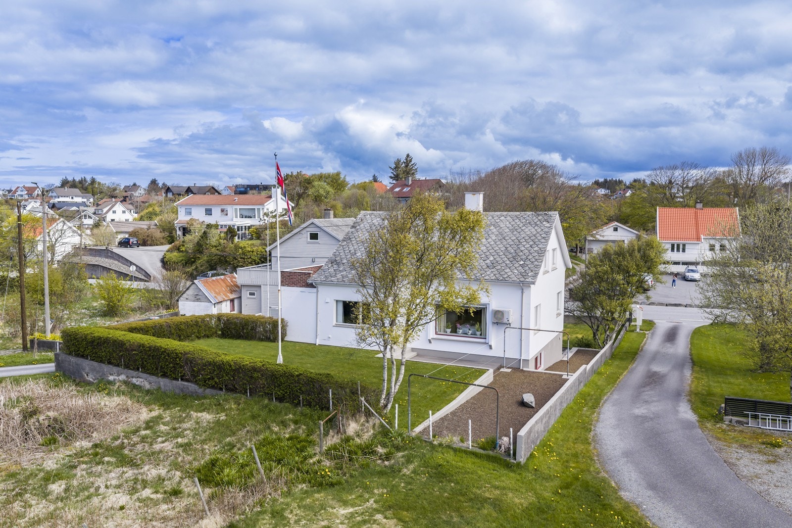 Eiendommen har en herlig bakhage med gode solforhold. Galleribilde