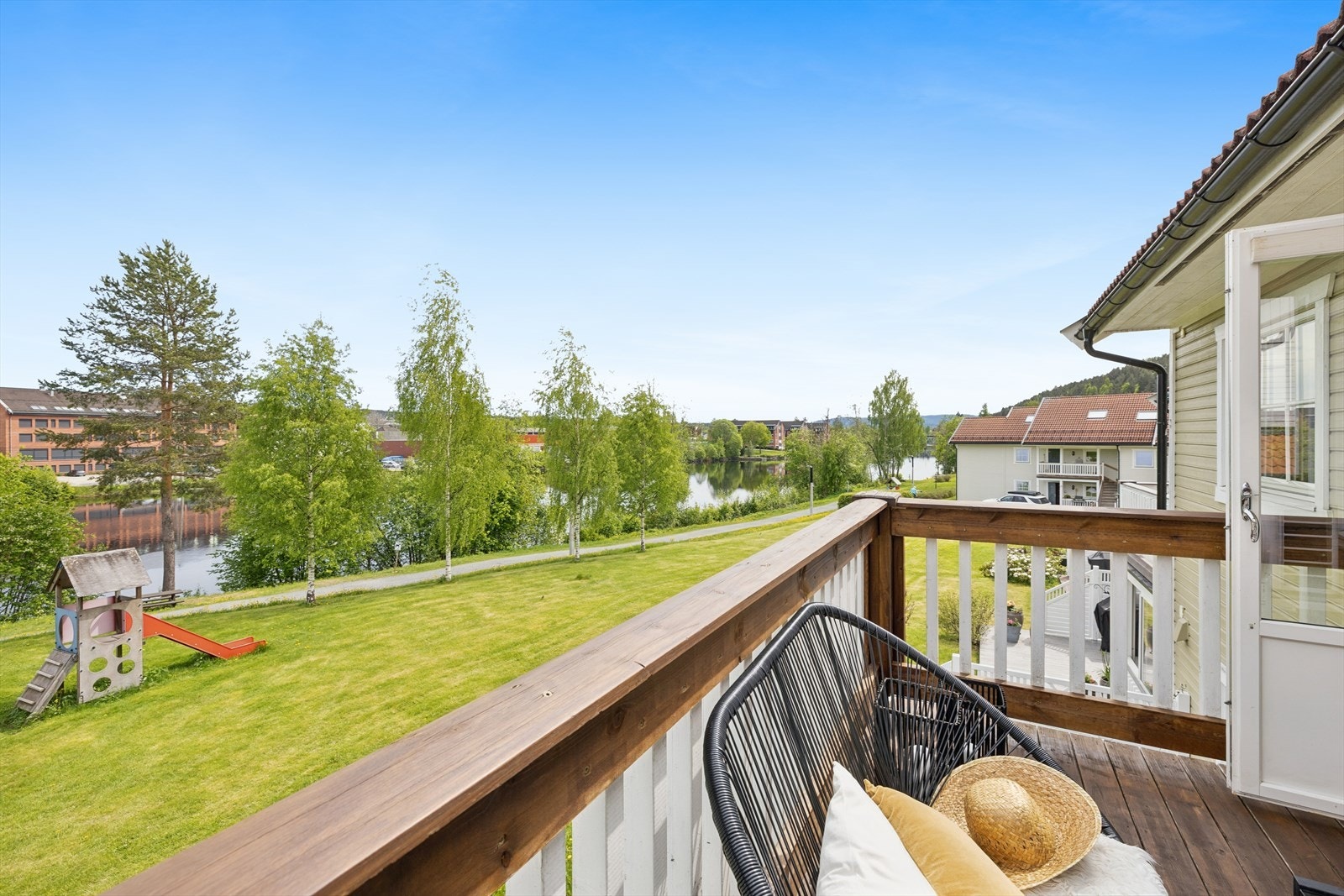 Leiligheten har en svært bra intern beliggenhet i sameiet, hvor leiligheten har en østvendt veranda med utsikt mot friarealer og Lågen. Galleribilde