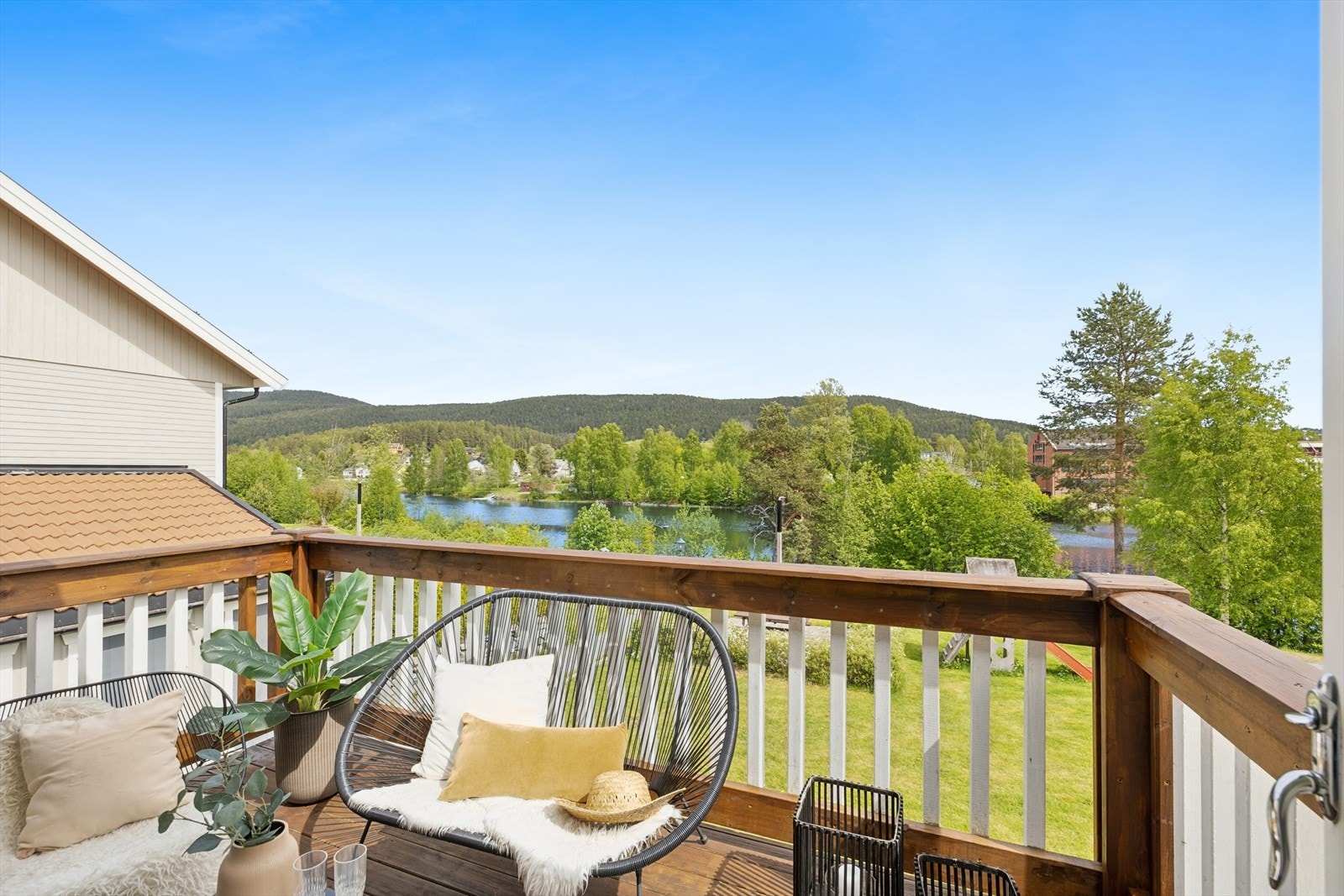 Fra verandaen har man flott utsikt over Lågen. Galleribilde