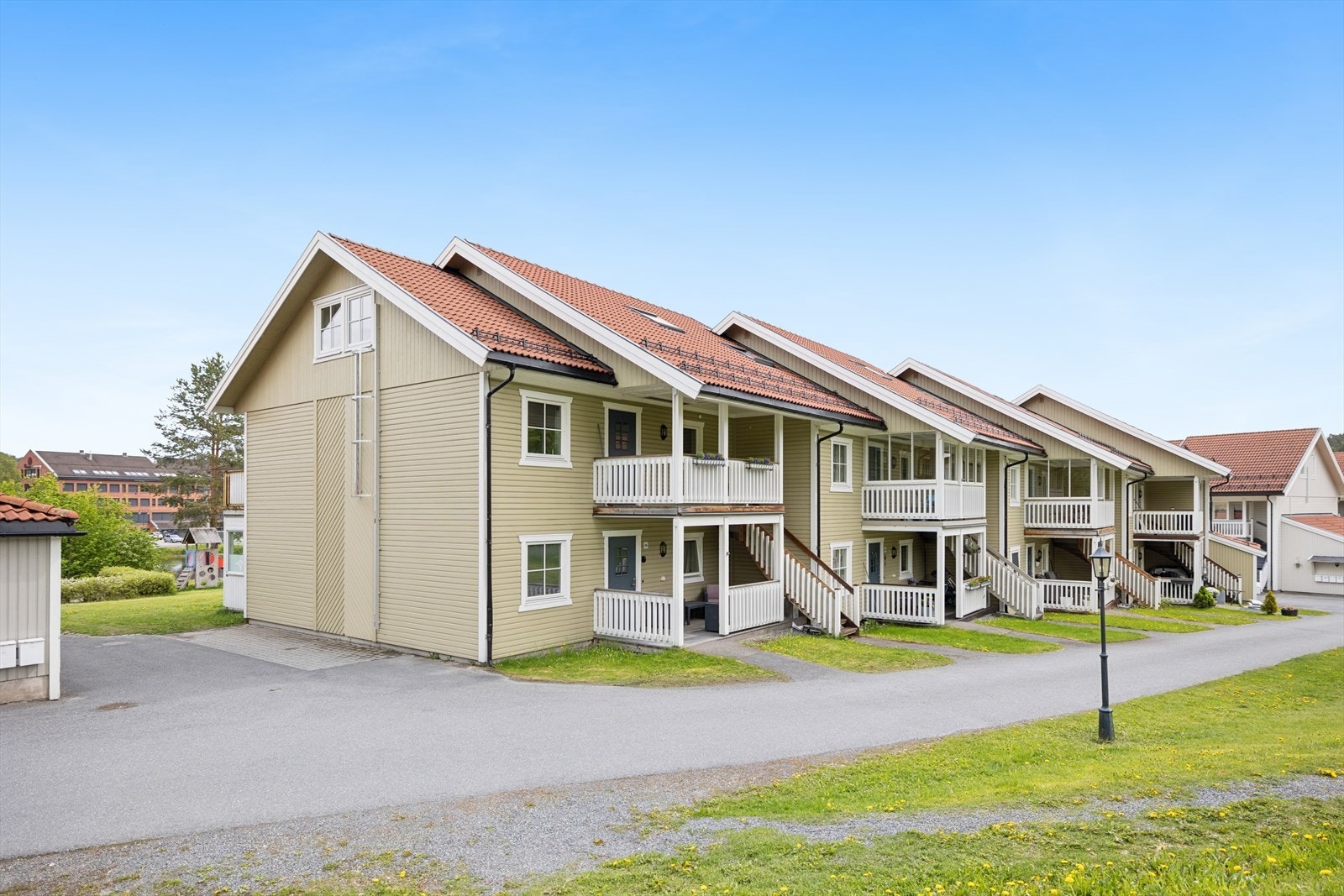 Leiligheten er en endeseksjon. Dette medfører at det er ekstra med vinduer i lofts etasjen. Galleribilde