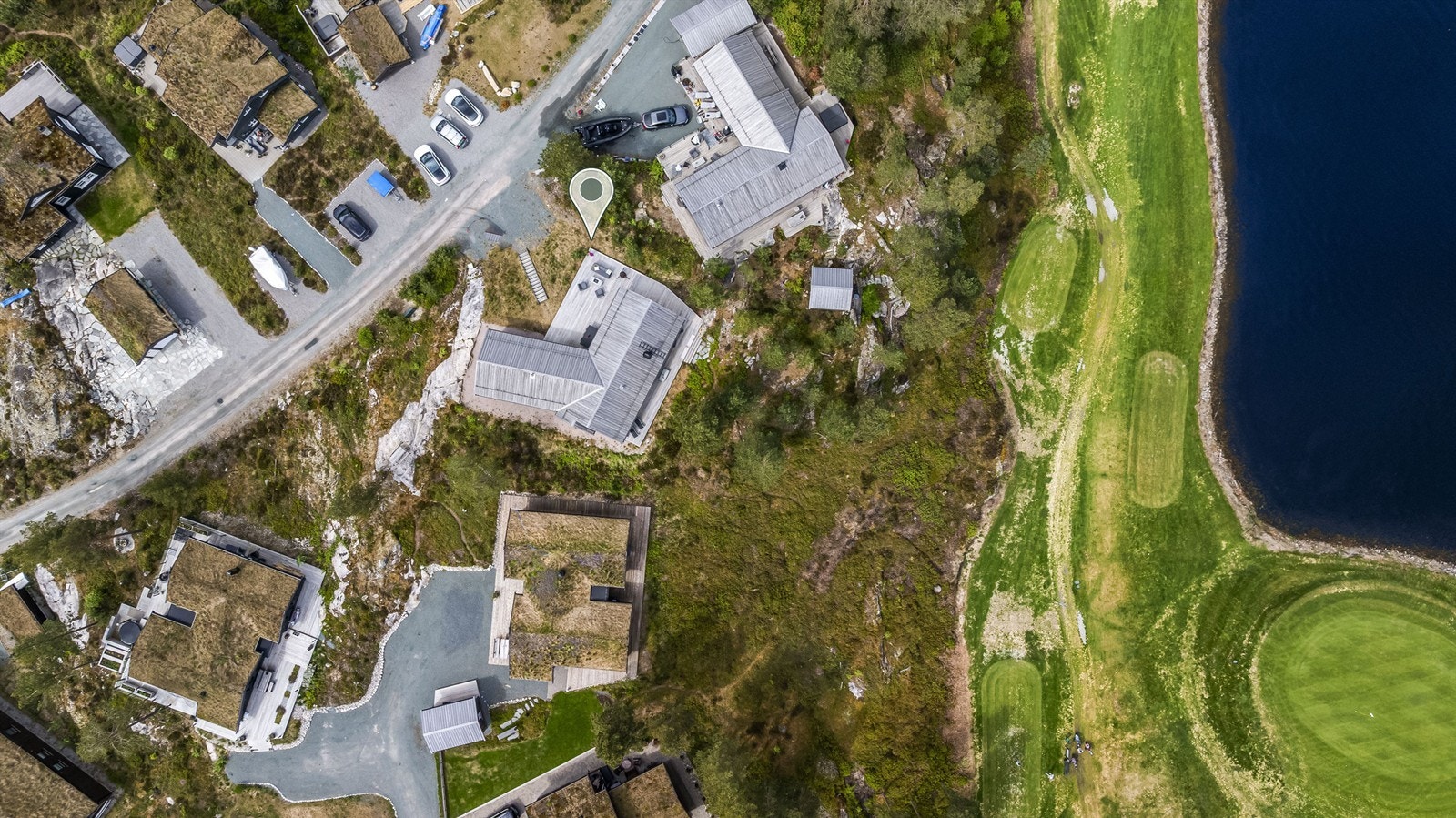 På eiendommen er det god plass til parkering og medfølgende elbil lader Galleribilde