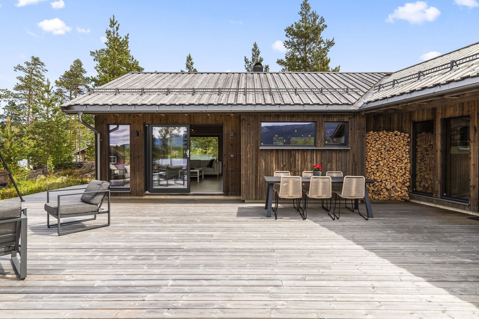 Her er det god plass til både spisebord og grill. Galleribilde