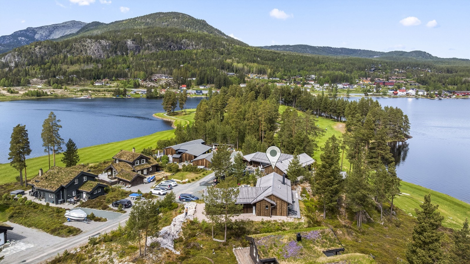 Eiendommen ligger usjenert til i en blindvei, med utsikt mot golfbanen og Nisser.
Foto: Fotograf Magik Galleribilde