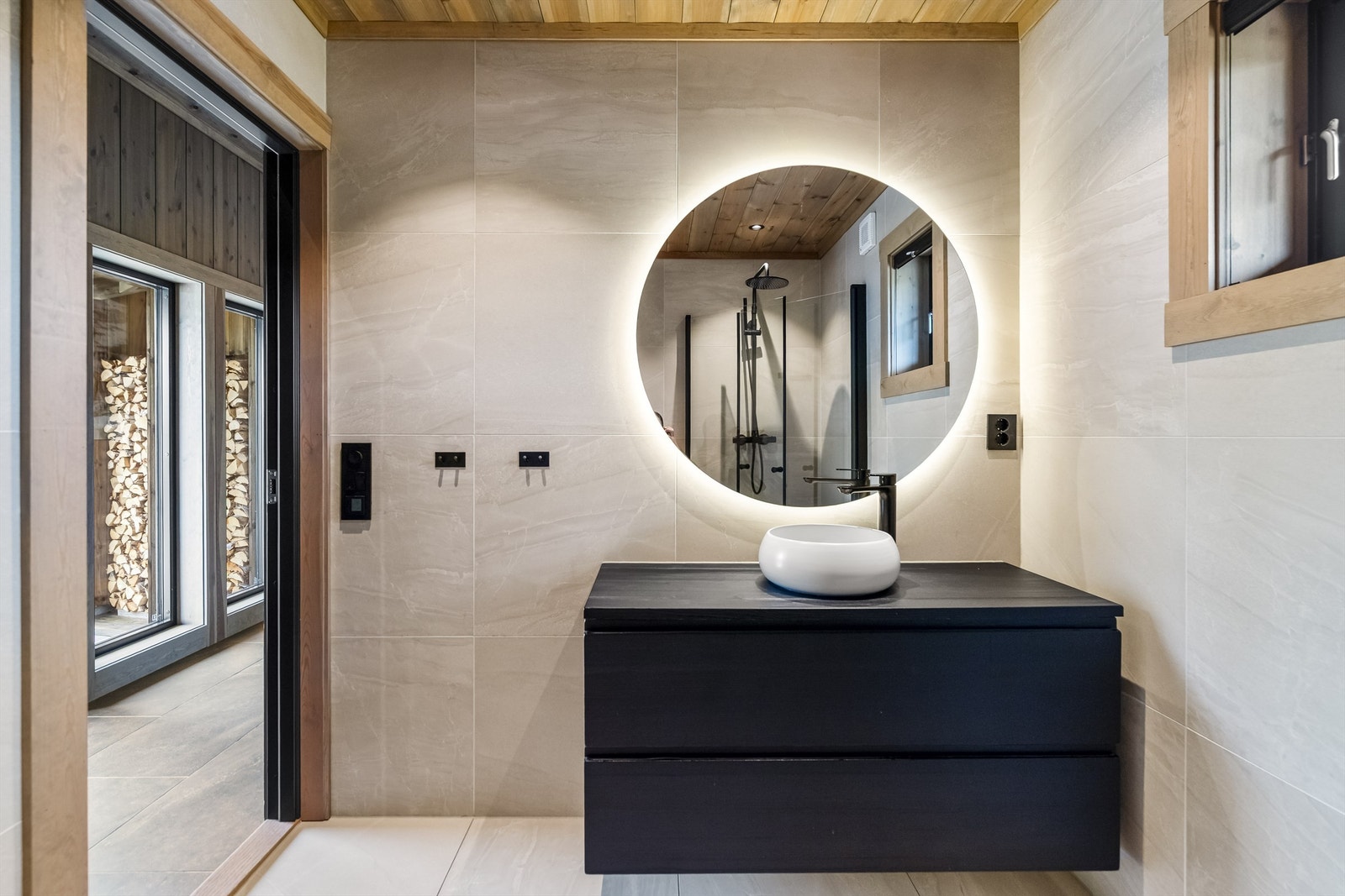 Begge badene er fra byggeåret og har downlights i taket og mekanisk avtrekk. Galleribilde