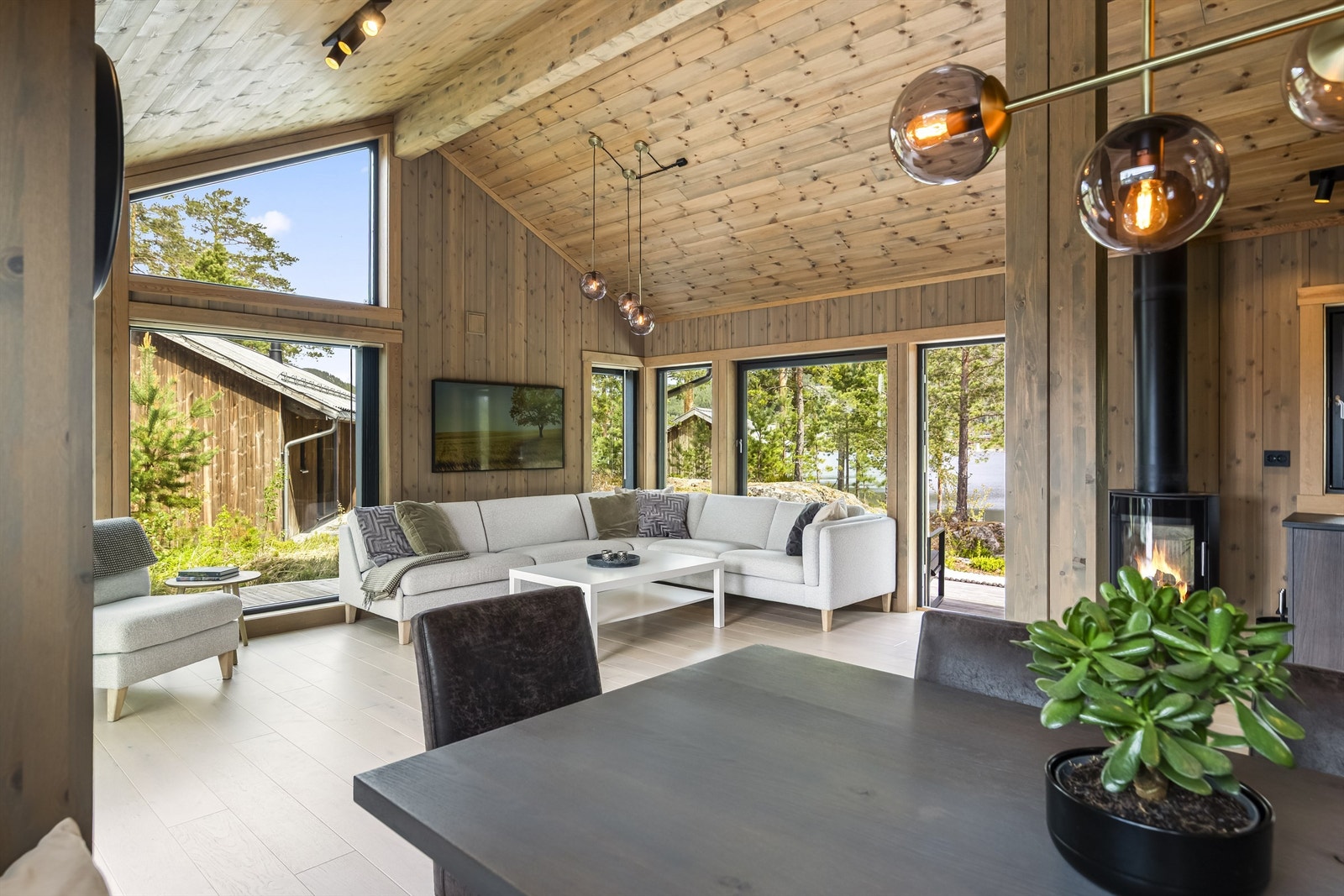 De store vinduene gir rikelig med lys og rammer inn utsikten mot naturen. Galleribilde
