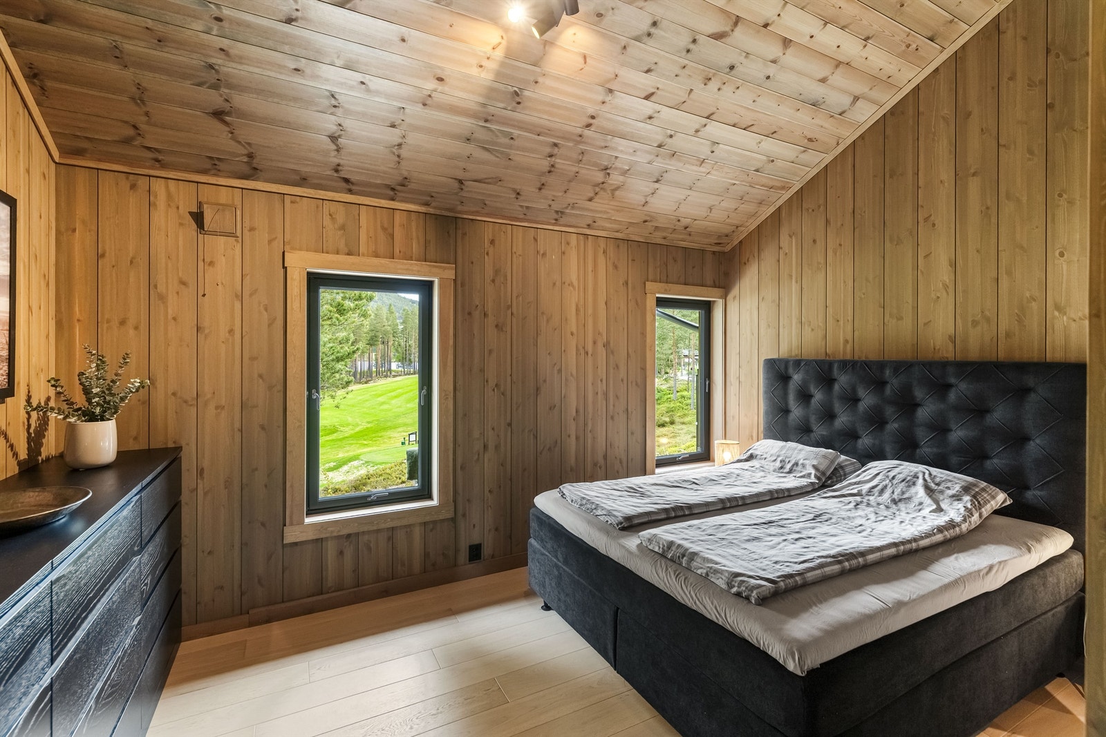 Hovedsoverom med parkett på gulv og panel på vegger og i himling. Galleribilde